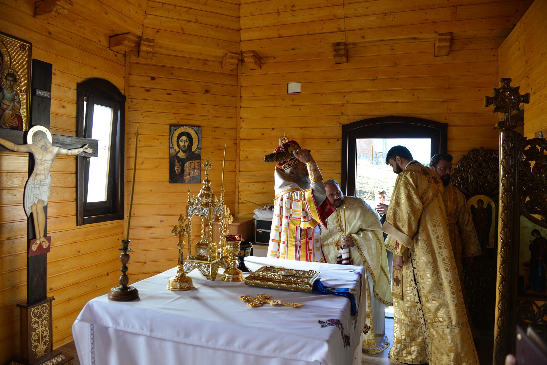 (Foto) Biserică închinată Sfântului Ierarh Mucenic Teodosie de la Brazi, sfințită astăzi la Lețcani