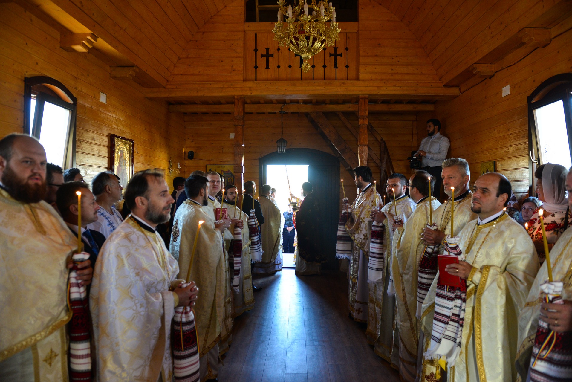 Târnosire de biserică la Lețcani: „Prin sfințire, fiecare altar devine mormântul Domnului”