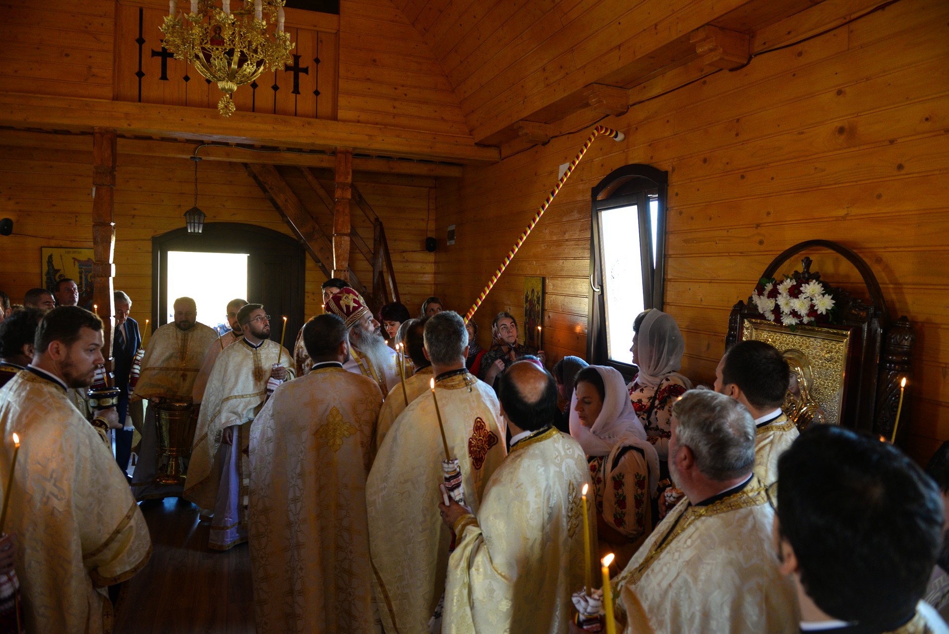 Târnosire de biserică la Lețcani: „Prin sfințire, fiecare altar devine mormântul Domnului”