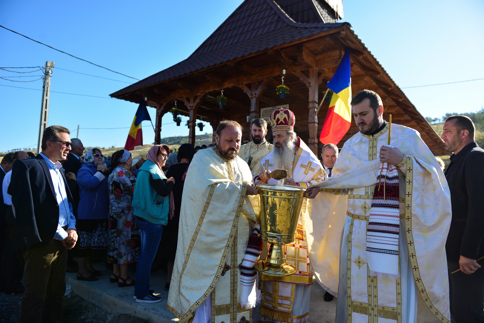 Târnosire de biserică la Lețcani: „Prin sfințire, fiecare altar devine mormântul Domnului”