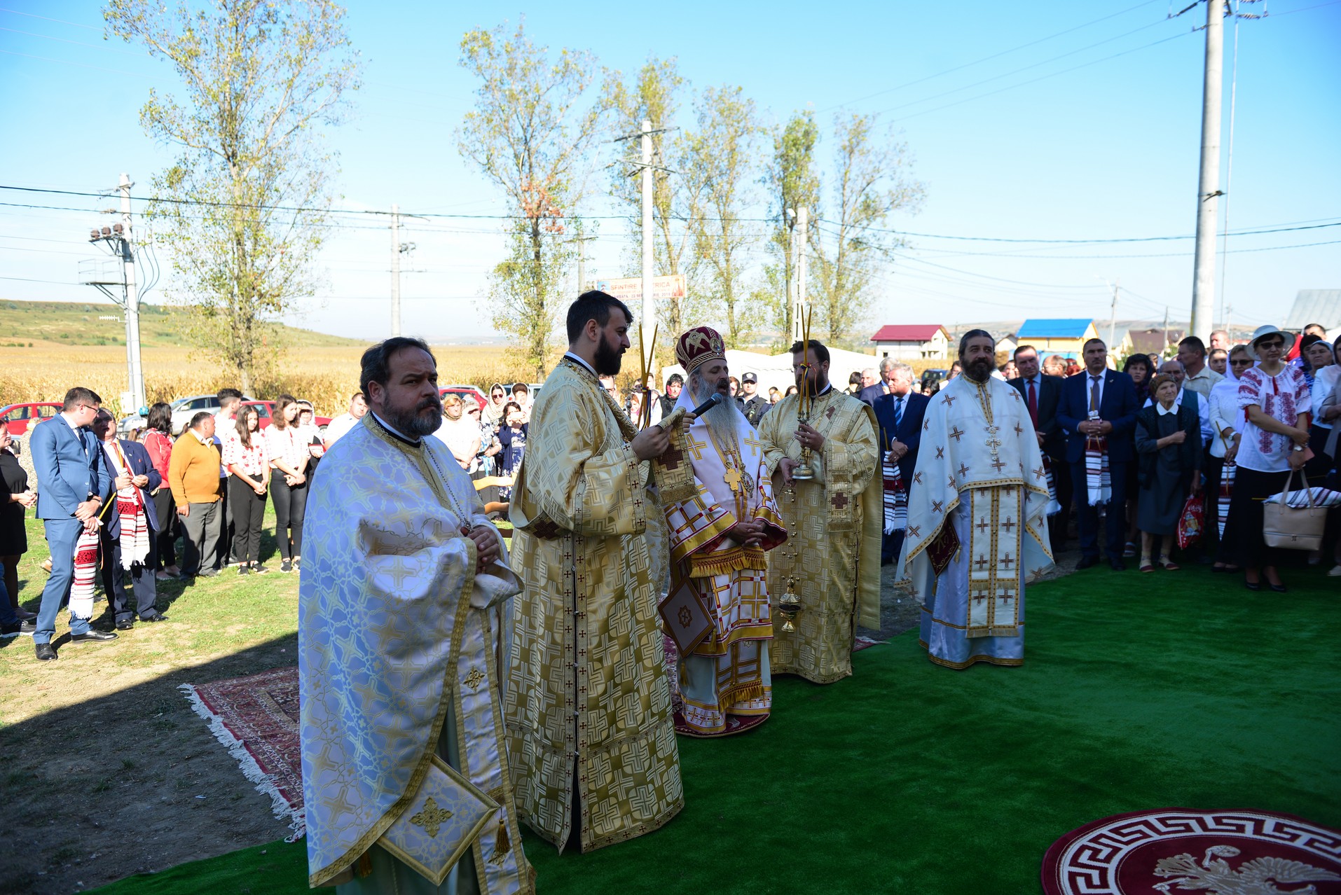 Târnosire de biserică la Lețcani: „Prin sfințire, fiecare altar devine mormântul Domnului”