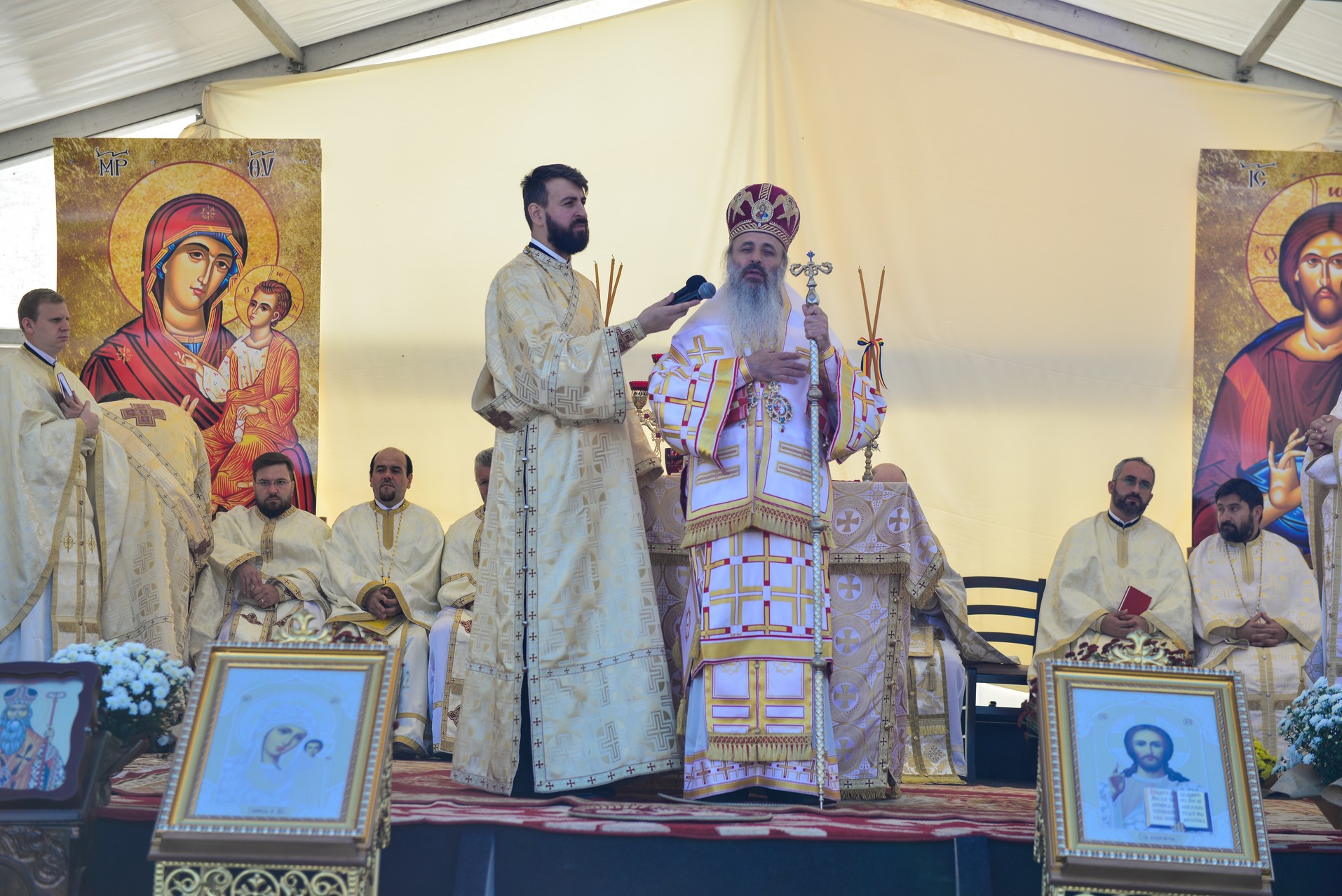 Târnosire de biserică la Lețcani: „Prin sfințire, fiecare altar devine mormântul Domnului”