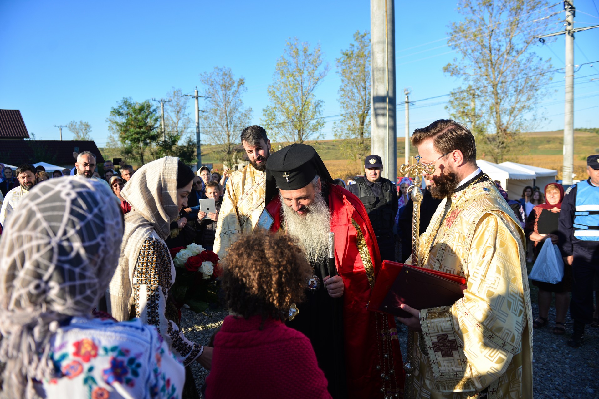 Târnosire de biserică la Lețcani: „Prin sfințire, fiecare altar devine mormântul Domnului”