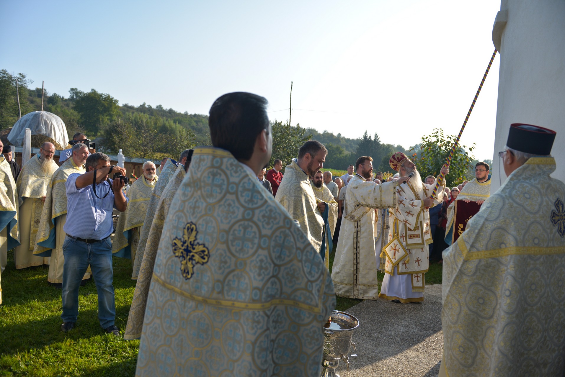 Sfințire de biserică la Netezi, Târgu Neamț: IPS Mitropolit Teofan a săvârșit slujba de târnosire