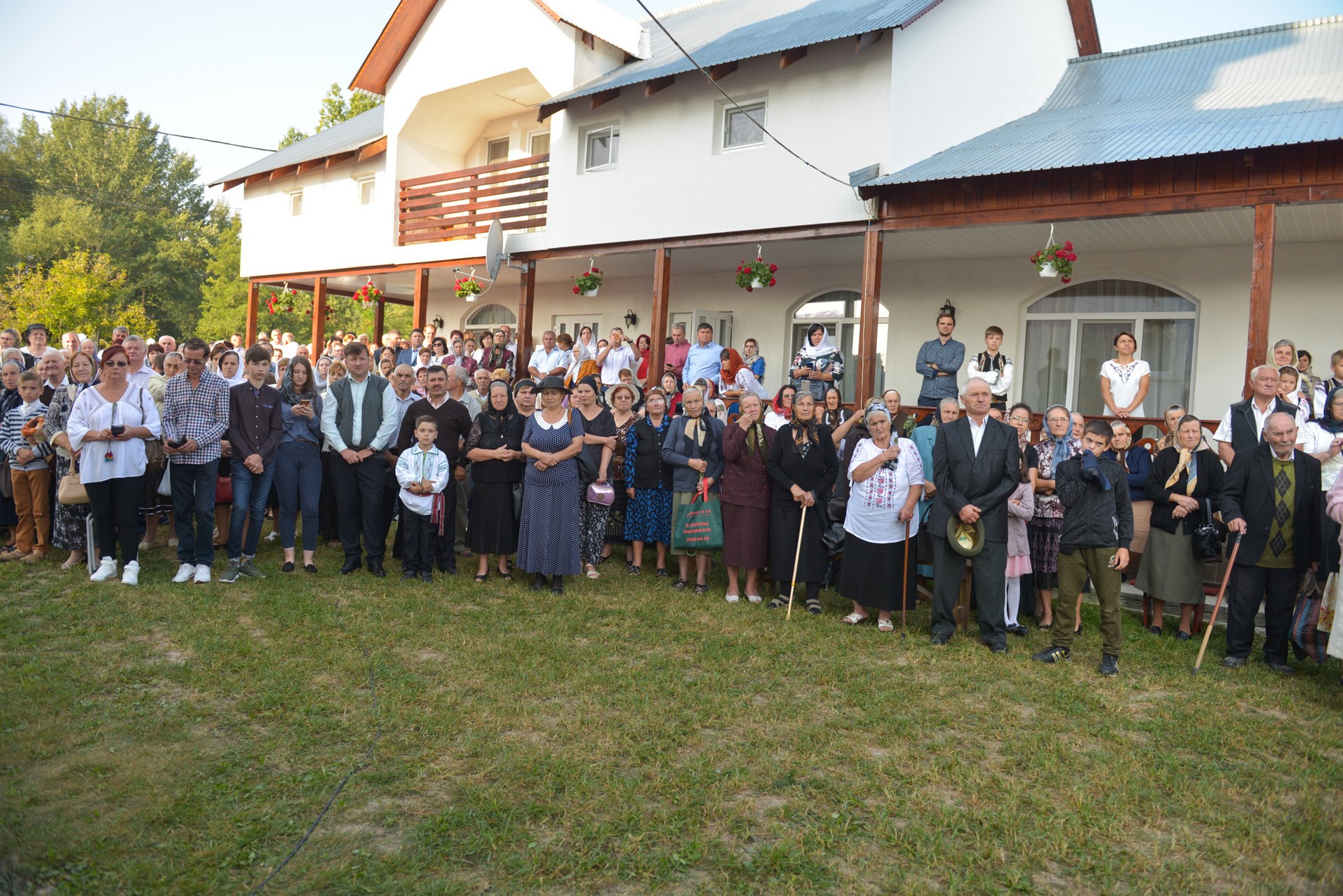 Sfințire de biserică la Netezi, Târgu Neamț: IPS Mitropolit Teofan a săvârșit slujba de târnosire