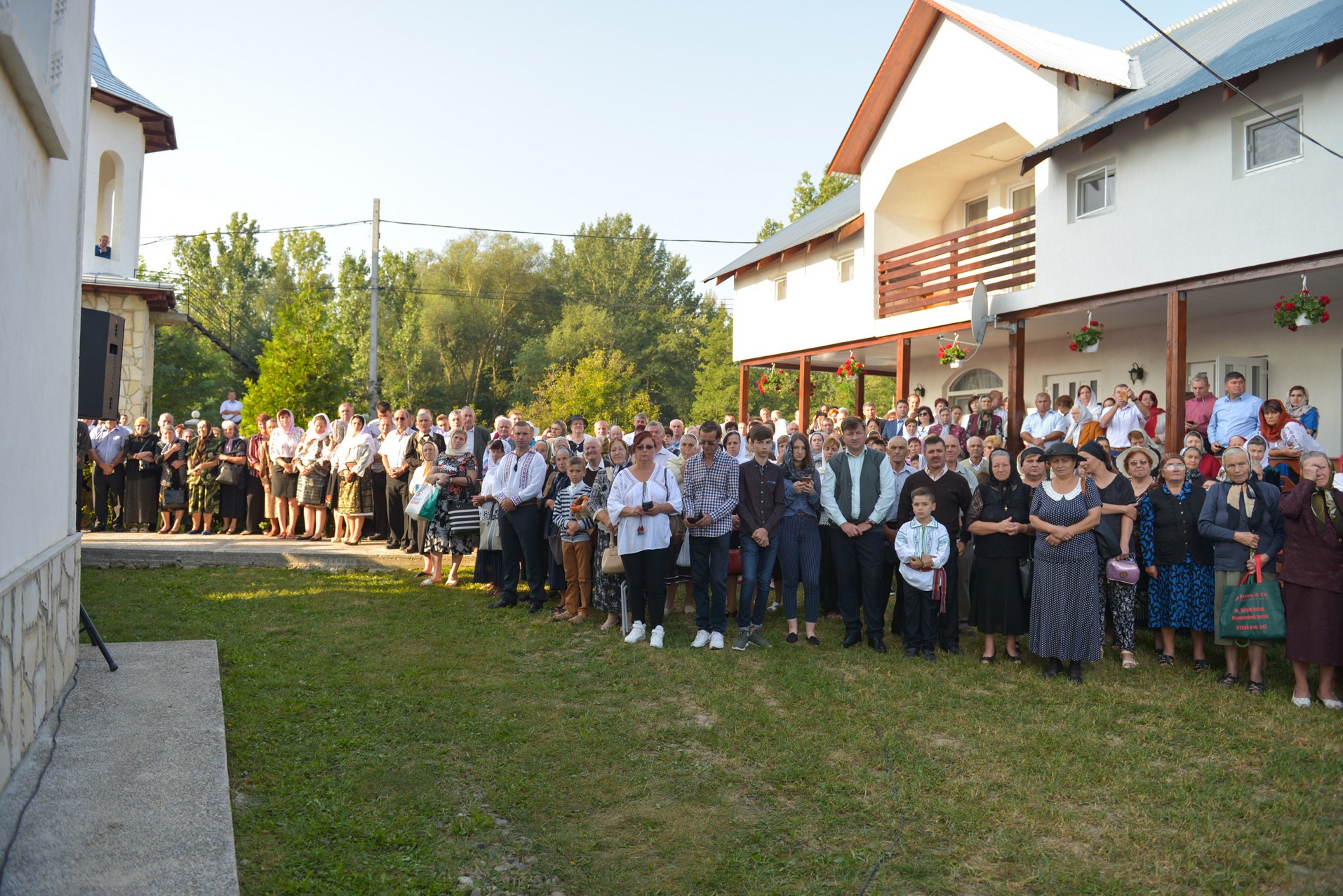 Sfințire de biserică la Netezi, Târgu Neamț: IPS Mitropolit Teofan a săvârșit slujba de târnosire