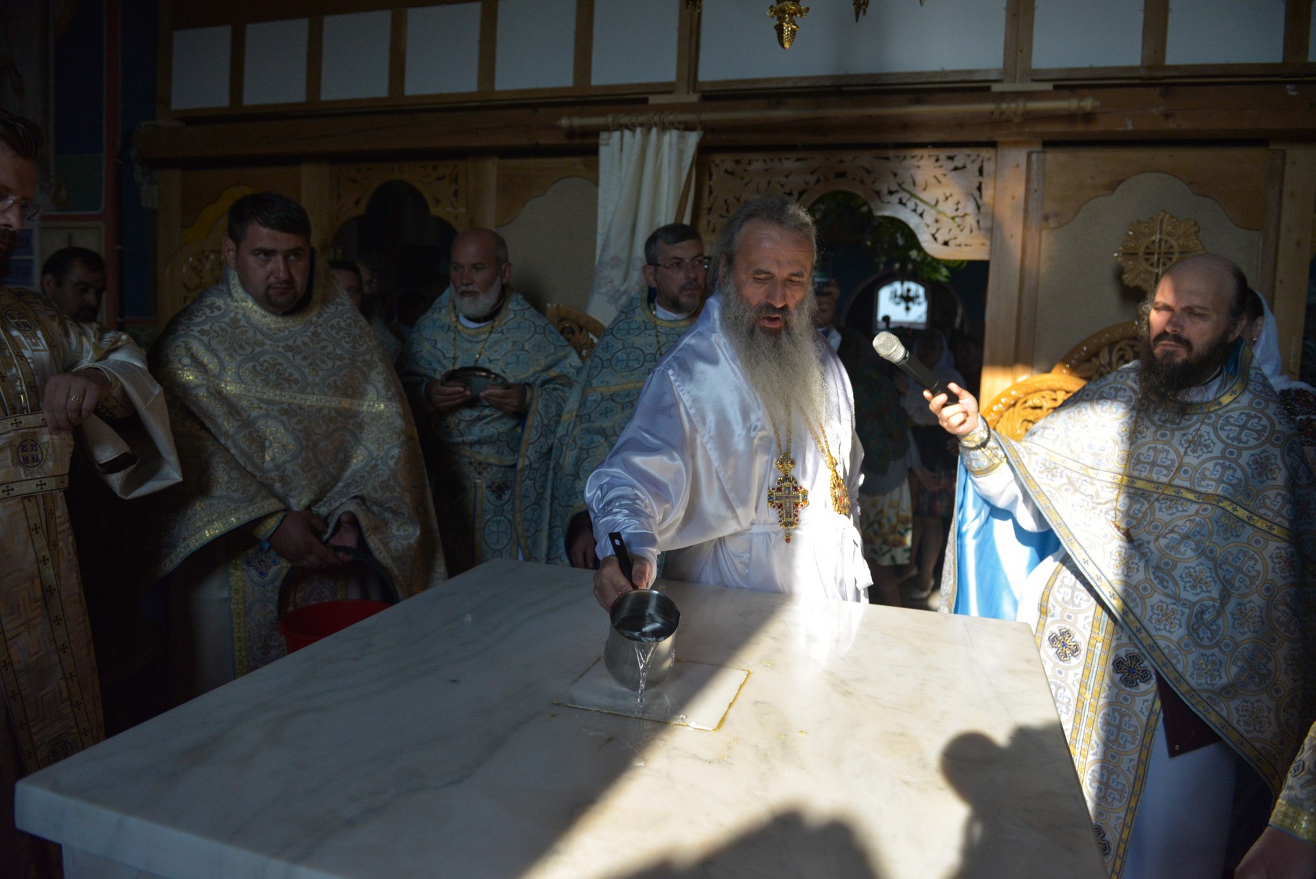 Sfințire de biserică la Netezi, Târgu Neamț: IPS Mitropolit Teofan a săvârșit slujba de târnosire