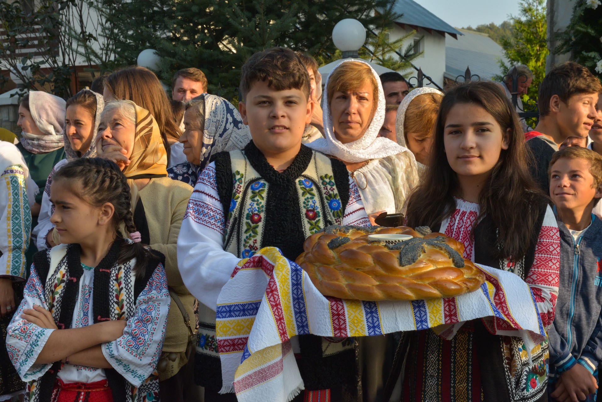 Sfințire de biserică la Netezi, Târgu Neamț: IPS Mitropolit Teofan a săvârșit slujba de târnosire