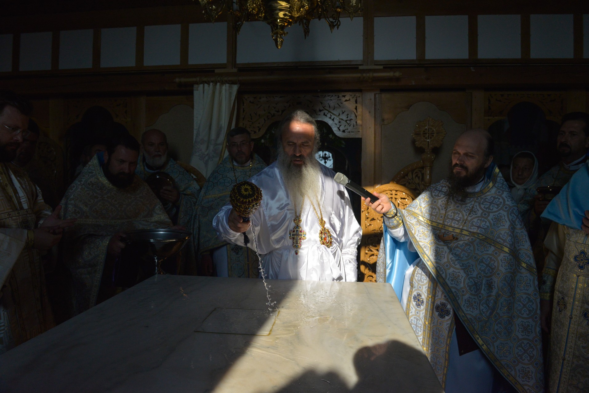 Sfințire de biserică la Netezi, Târgu Neamț: IPS Mitropolit Teofan a săvârșit slujba de târnosire