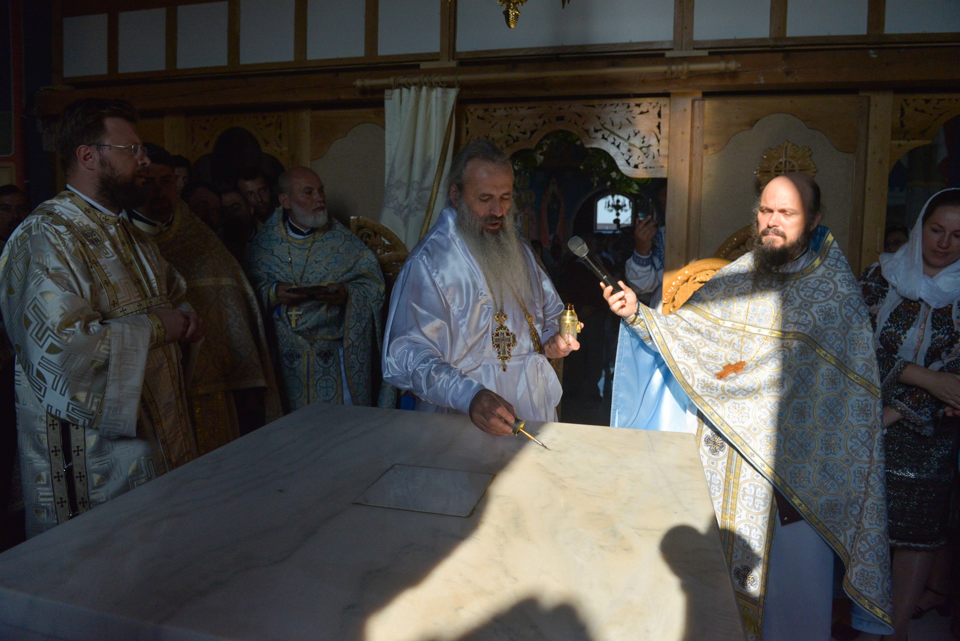 Sfințire de biserică la Netezi, Târgu Neamț: IPS Mitropolit Teofan a săvârșit slujba de târnosire