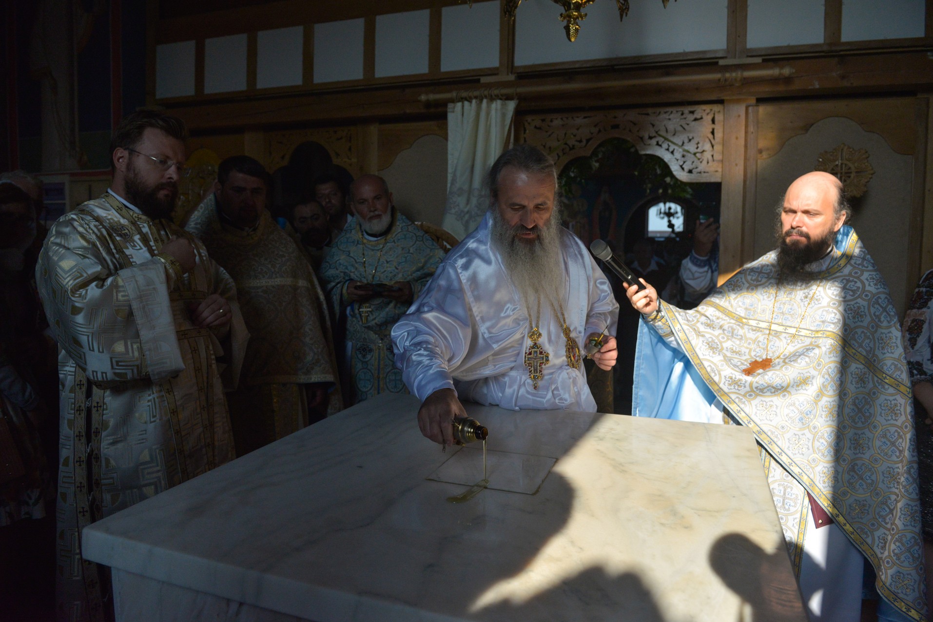 Sfințire de biserică la Netezi, Târgu Neamț: IPS Mitropolit Teofan a săvârșit slujba de târnosire