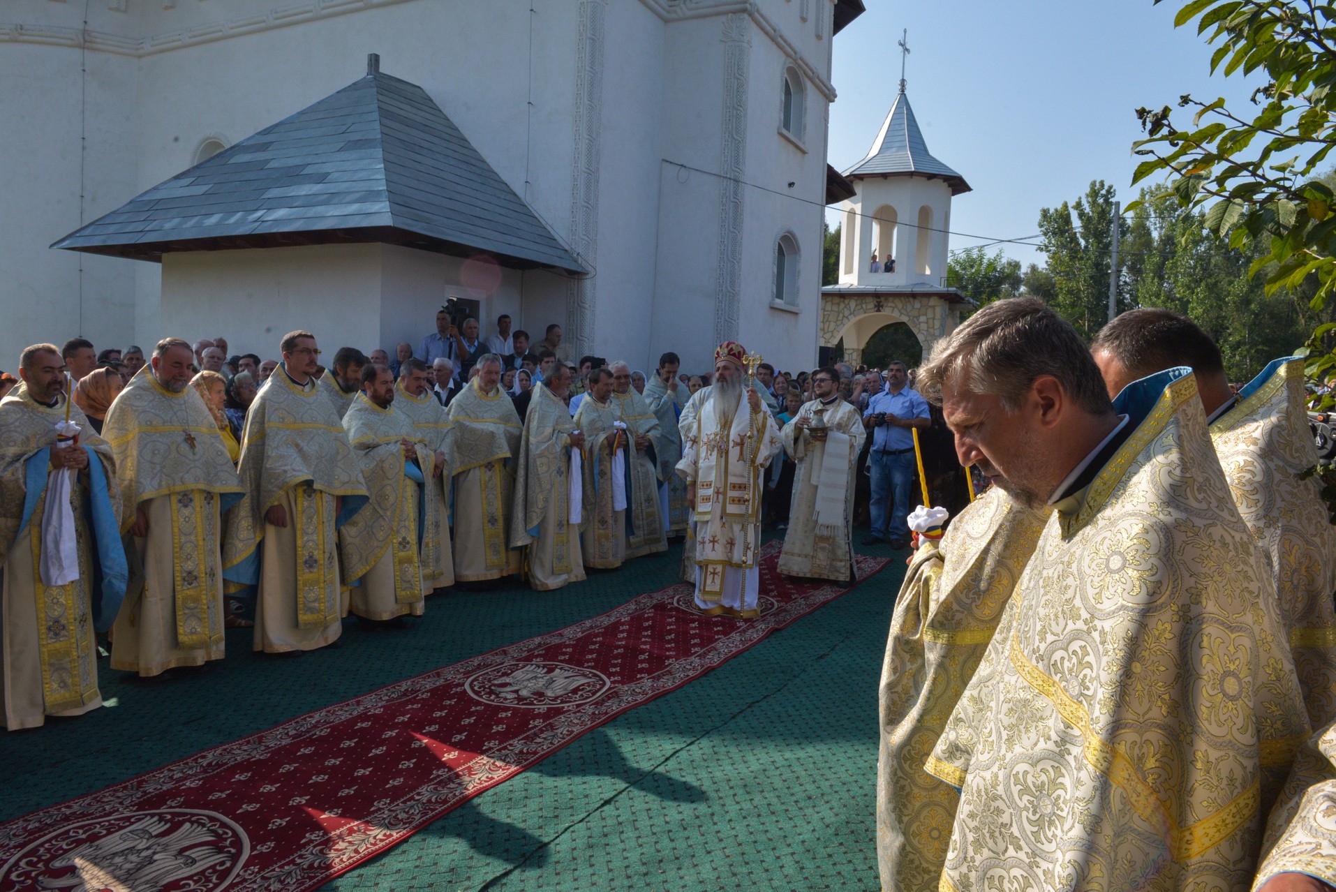 Sfințire de biserică la Netezi, Târgu Neamț: IPS Mitropolit Teofan a săvârșit slujba de târnosire