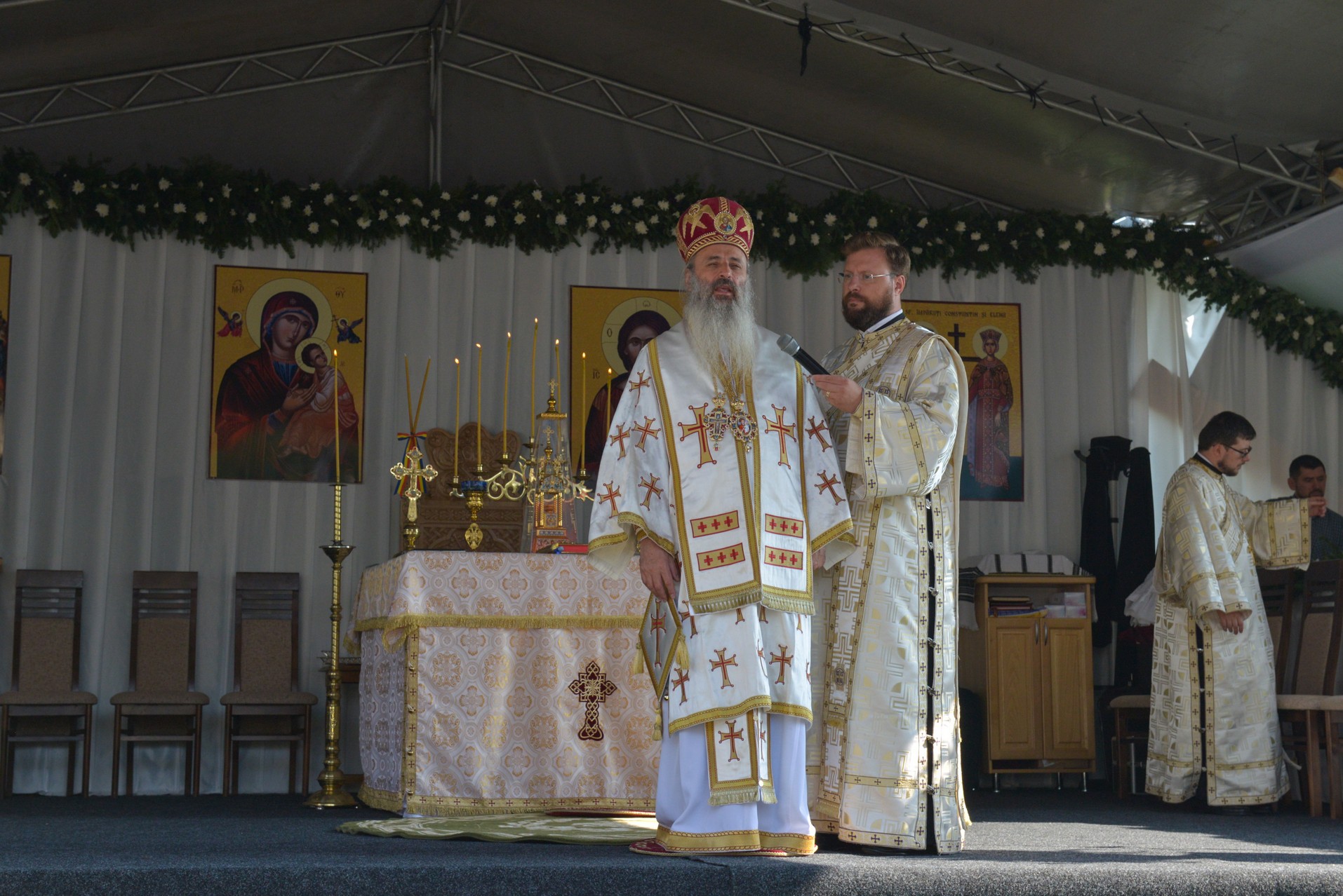 Sfințire de biserică la Netezi, Târgu Neamț: IPS Mitropolit Teofan a săvârșit slujba de târnosire