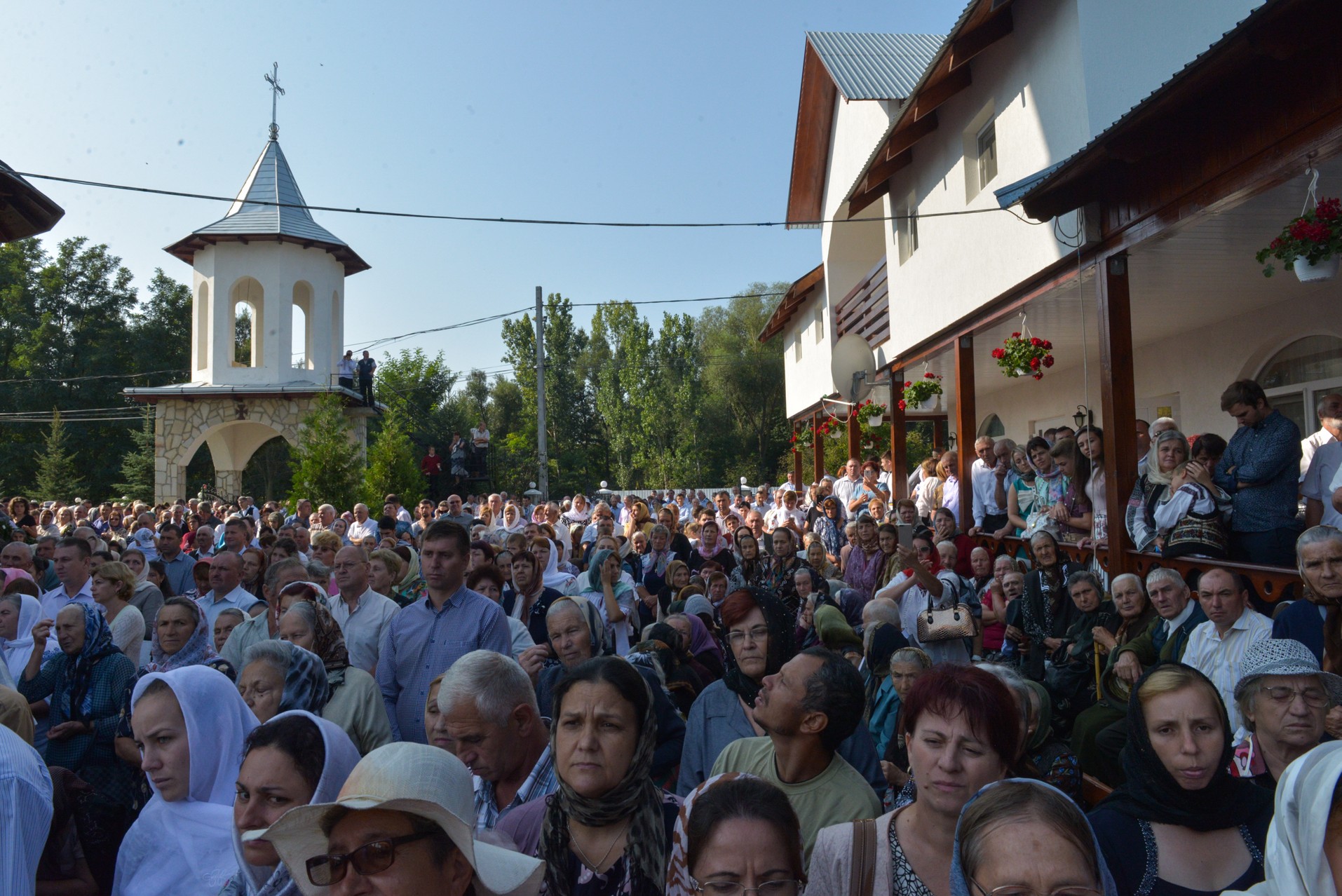 Sfințire de biserică la Netezi, Târgu Neamț: IPS Mitropolit Teofan a săvârșit slujba de târnosire