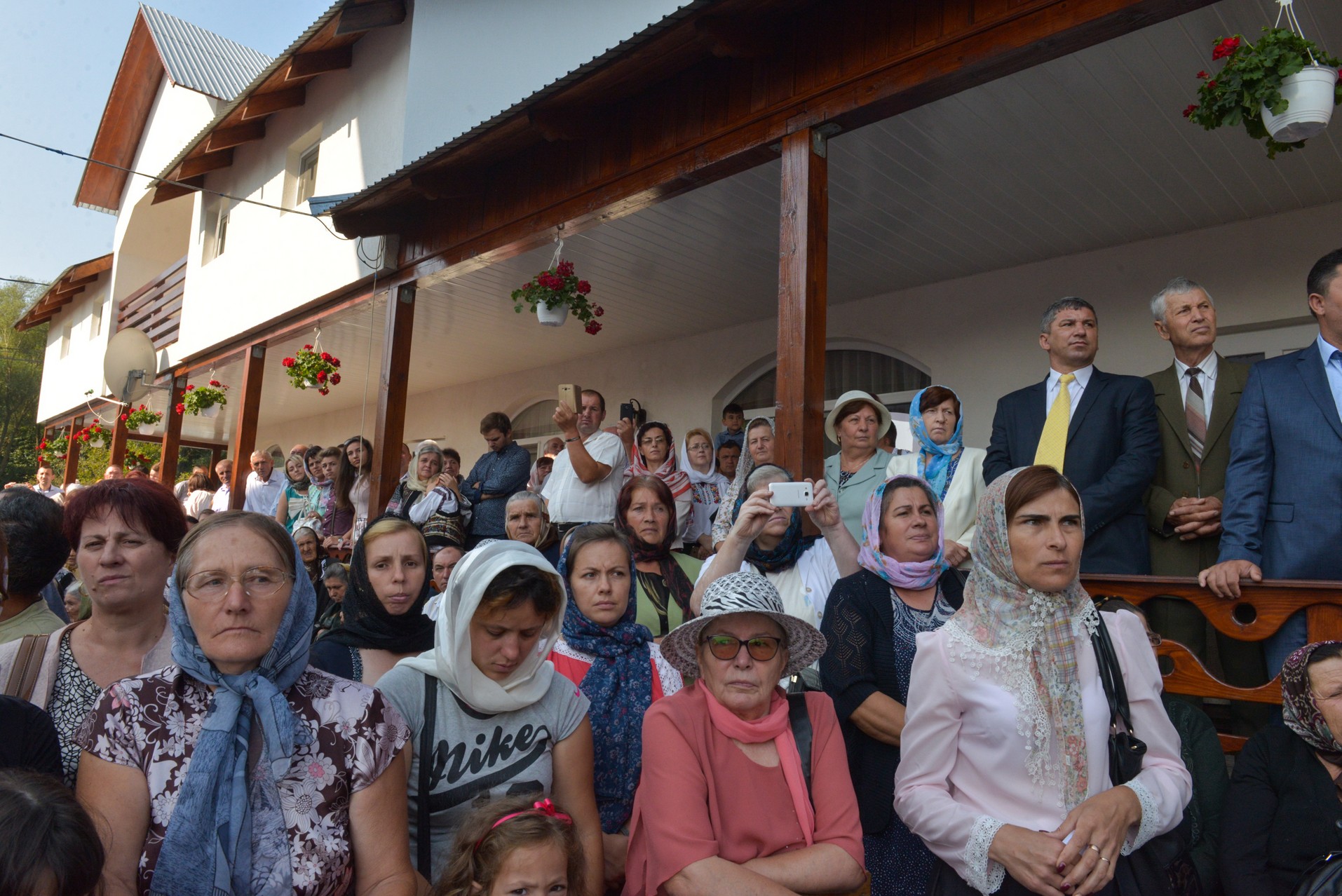 Sfințire de biserică la Netezi, Târgu Neamț: IPS Mitropolit Teofan a săvârșit slujba de târnosire