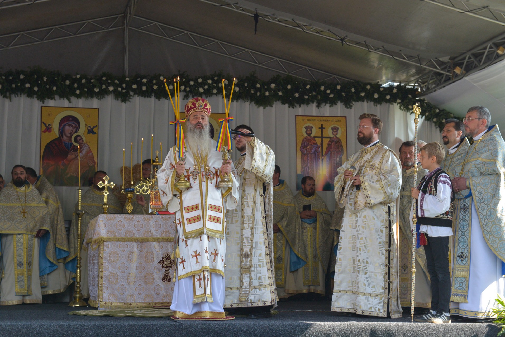 Sfințire de biserică la Netezi, Târgu Neamț: IPS Mitropolit Teofan a săvârșit slujba de târnosire