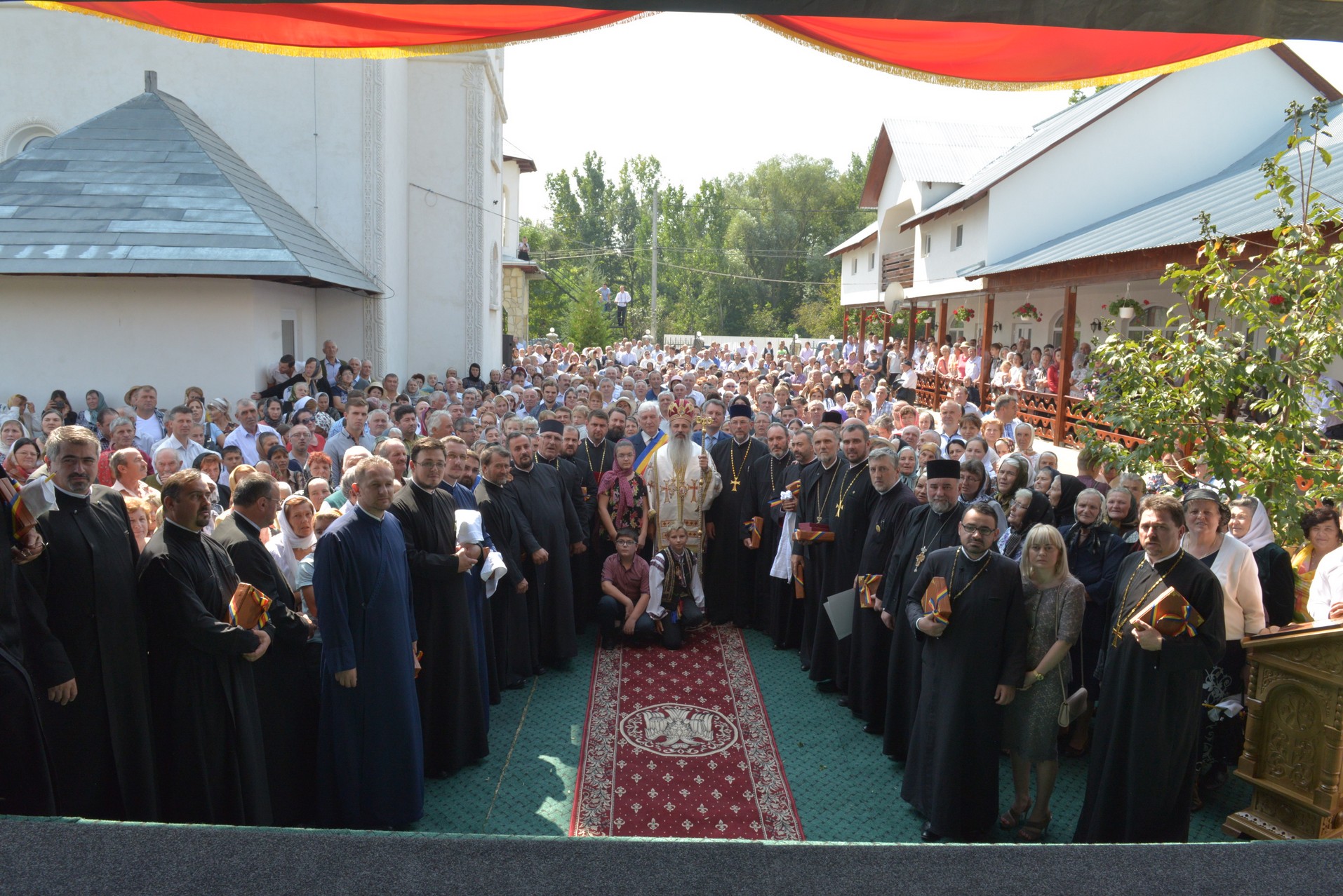 Sfințire de biserică la Netezi, Târgu Neamț: IPS Mitropolit Teofan a săvârșit slujba de târnosire