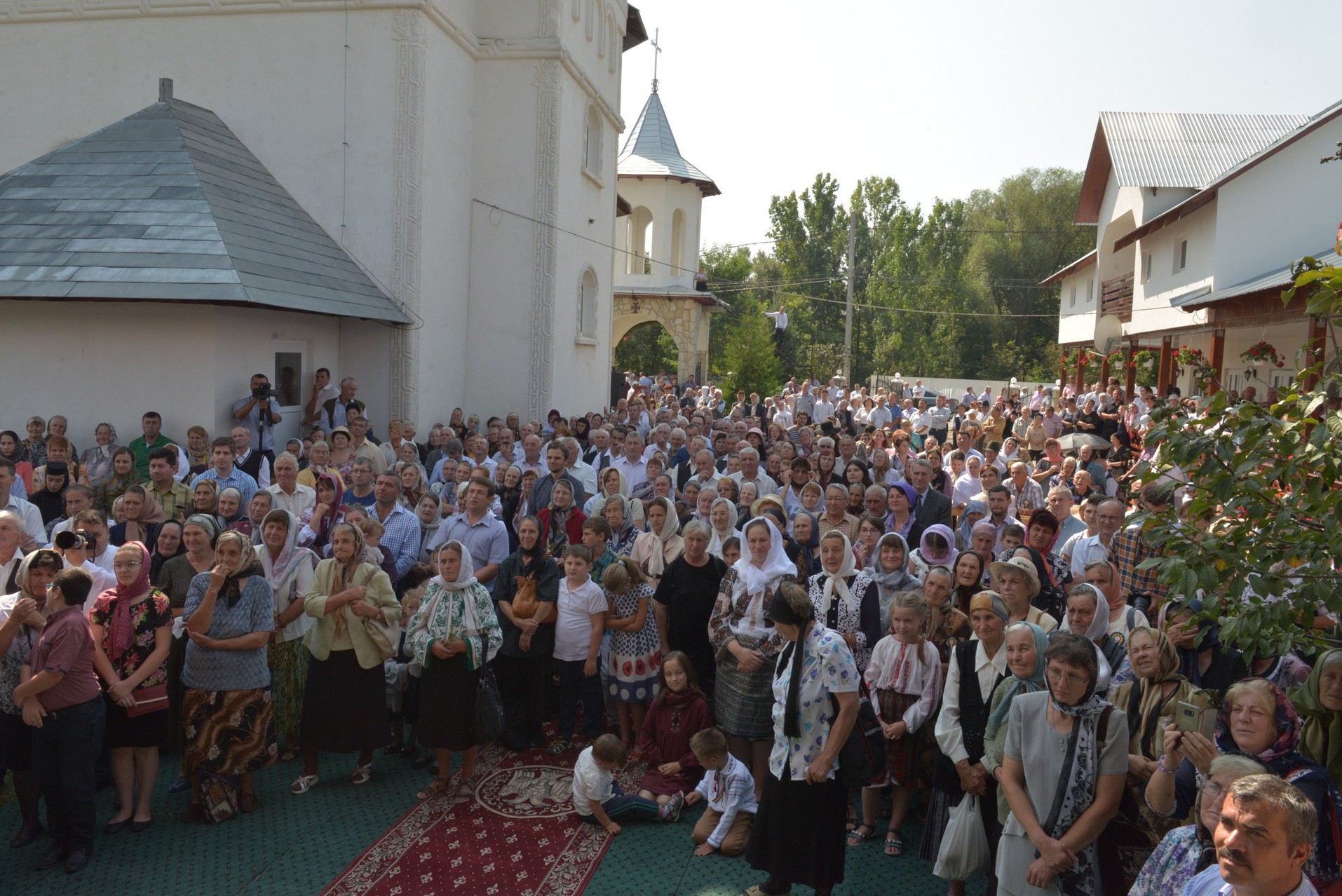 Sfințire de biserică la Netezi, Târgu Neamț: IPS Mitropolit Teofan a săvârșit slujba de târnosire