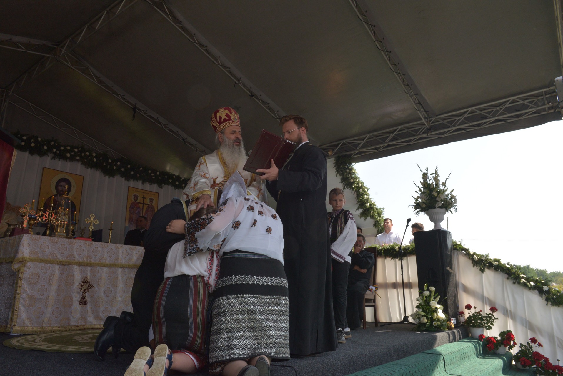 Sfințire de biserică la Netezi, Târgu Neamț: IPS Mitropolit Teofan a săvârșit slujba de târnosire