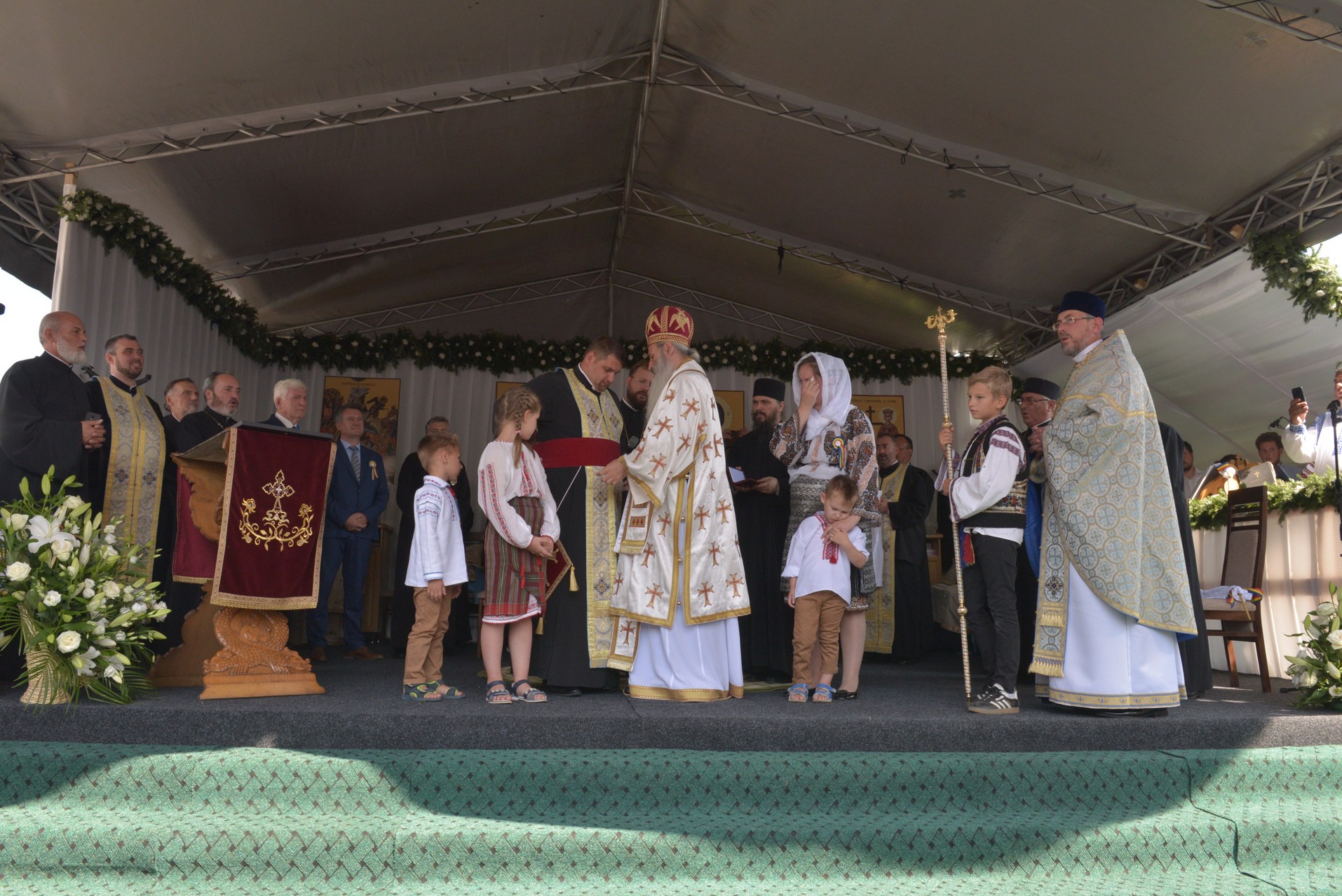 Sfințire de biserică la Netezi, Târgu Neamț: IPS Mitropolit Teofan a săvârșit slujba de târnosire