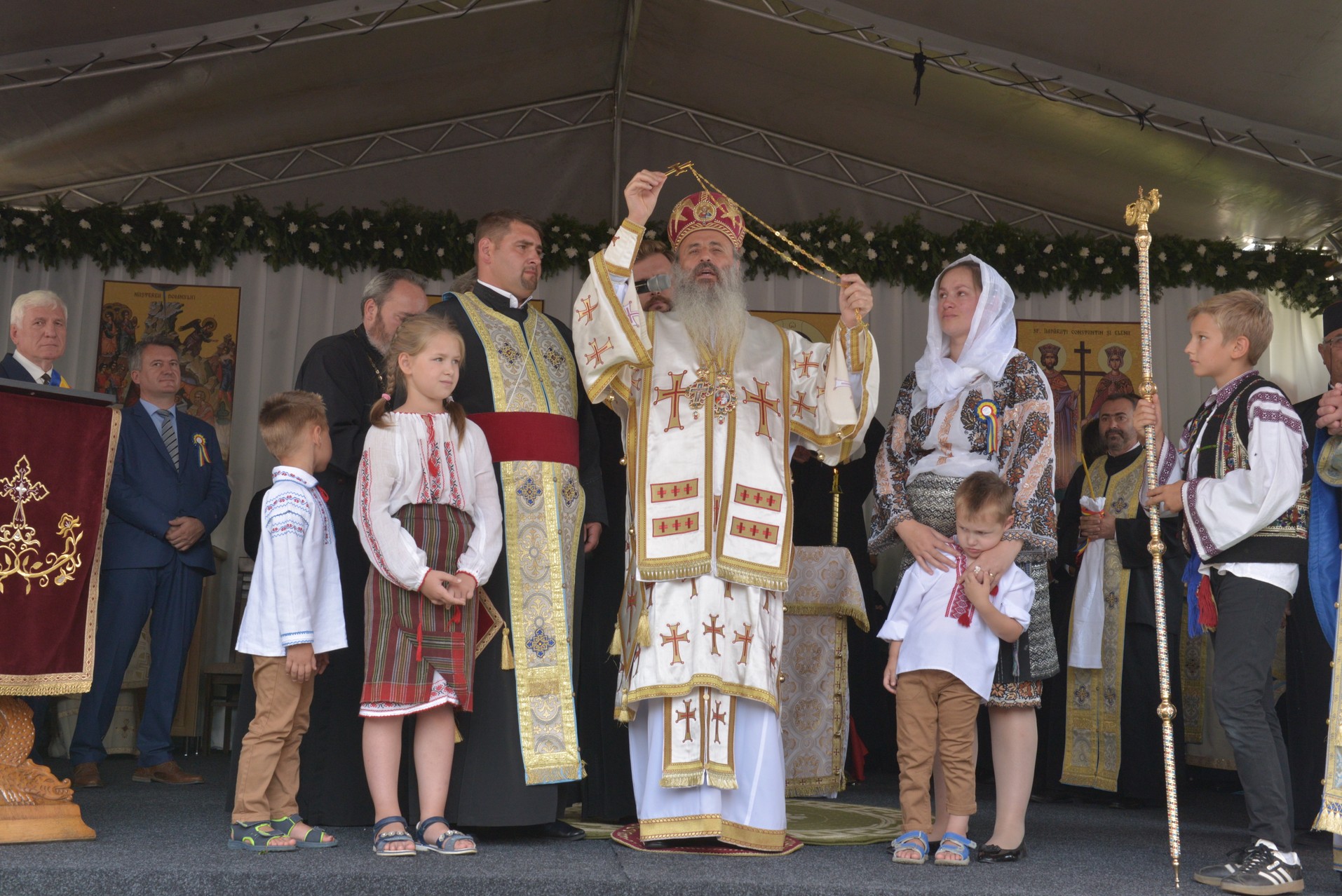 Sfințire de biserică la Netezi, Târgu Neamț: IPS Mitropolit Teofan a săvârșit slujba de târnosire