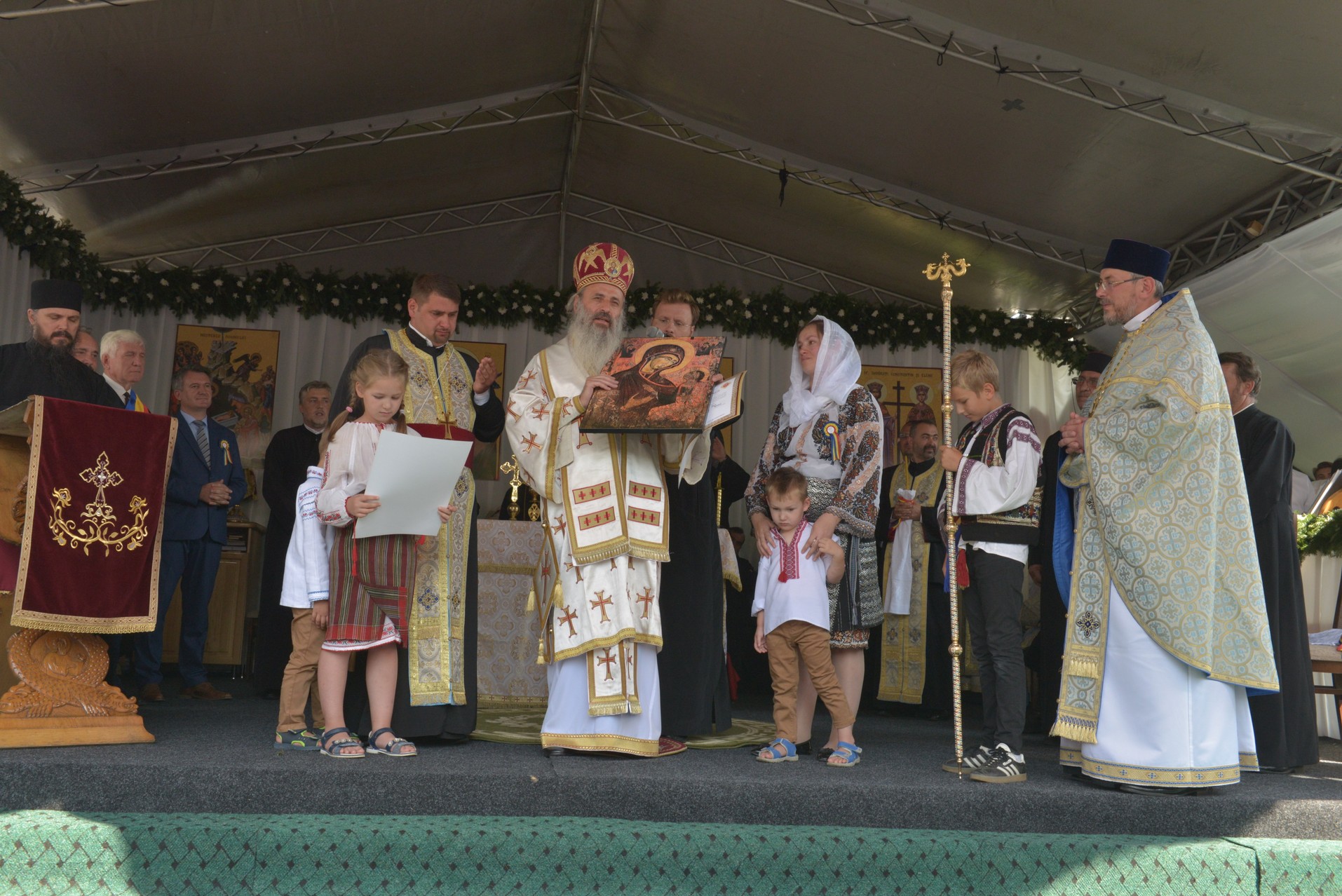 Sfințire de biserică la Netezi, Târgu Neamț: IPS Mitropolit Teofan a săvârșit slujba de târnosire