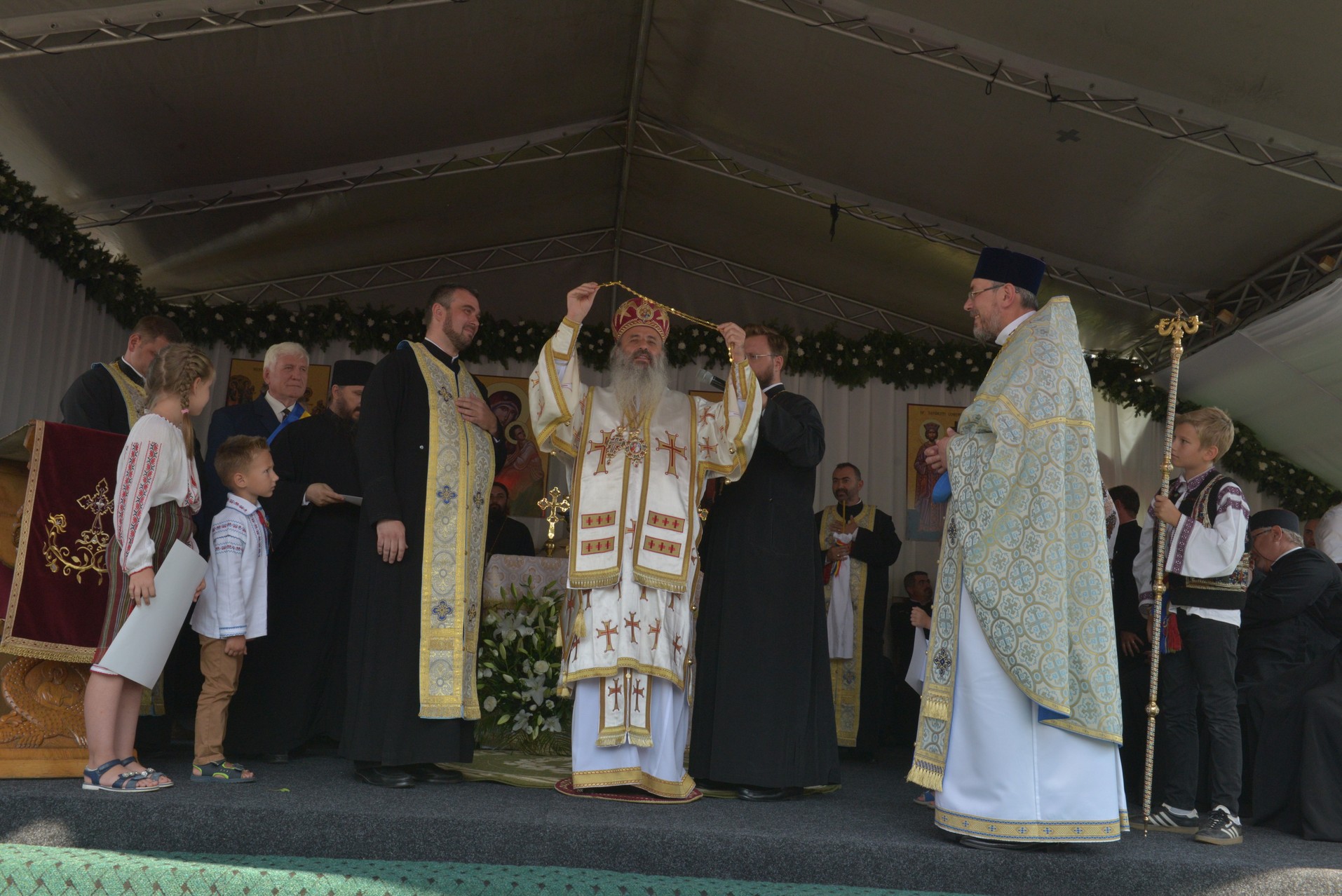 Sfințire de biserică la Netezi, Târgu Neamț: IPS Mitropolit Teofan a săvârșit slujba de târnosire