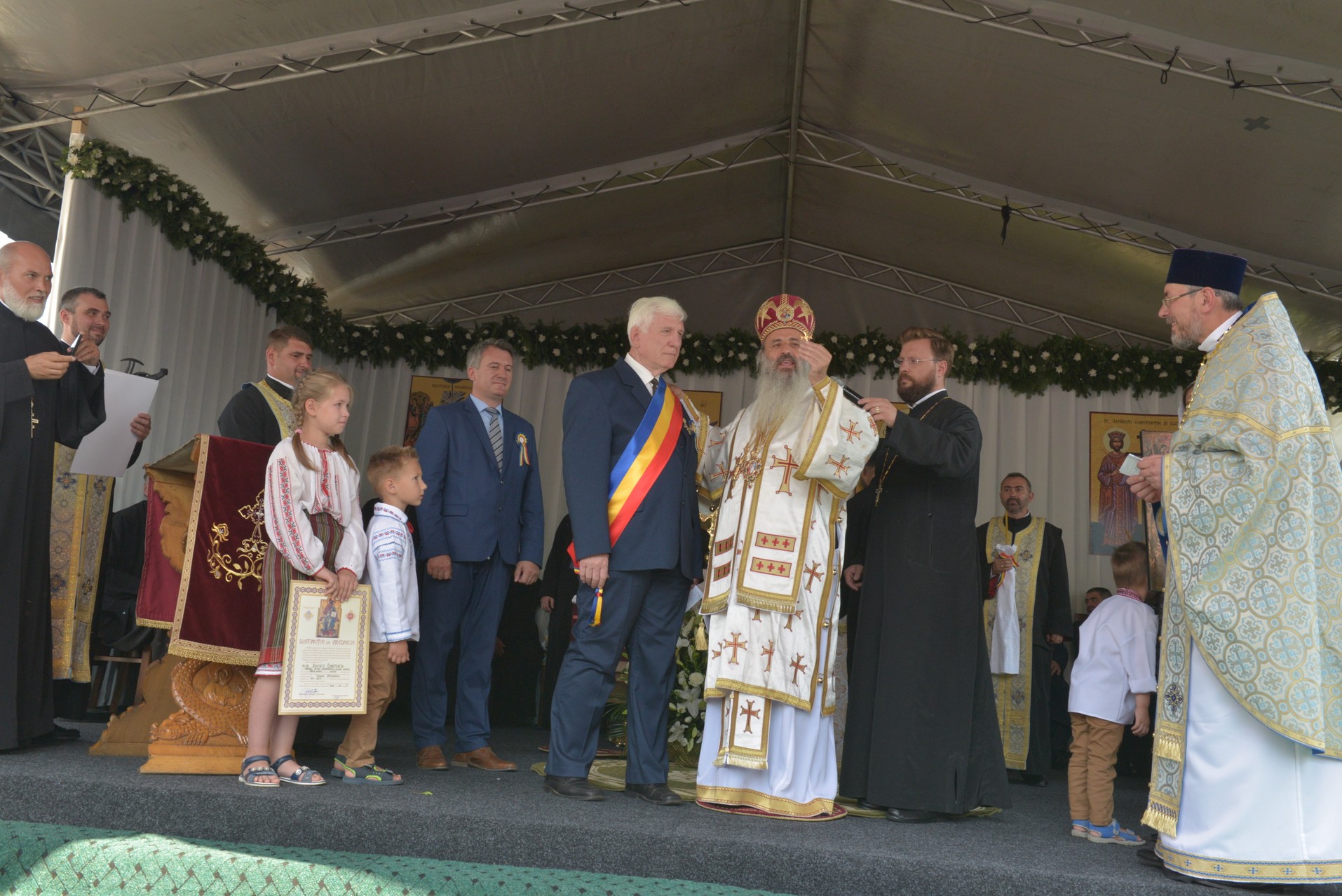 Sfințire de biserică la Netezi, Târgu Neamț: IPS Mitropolit Teofan a săvârșit slujba de târnosire