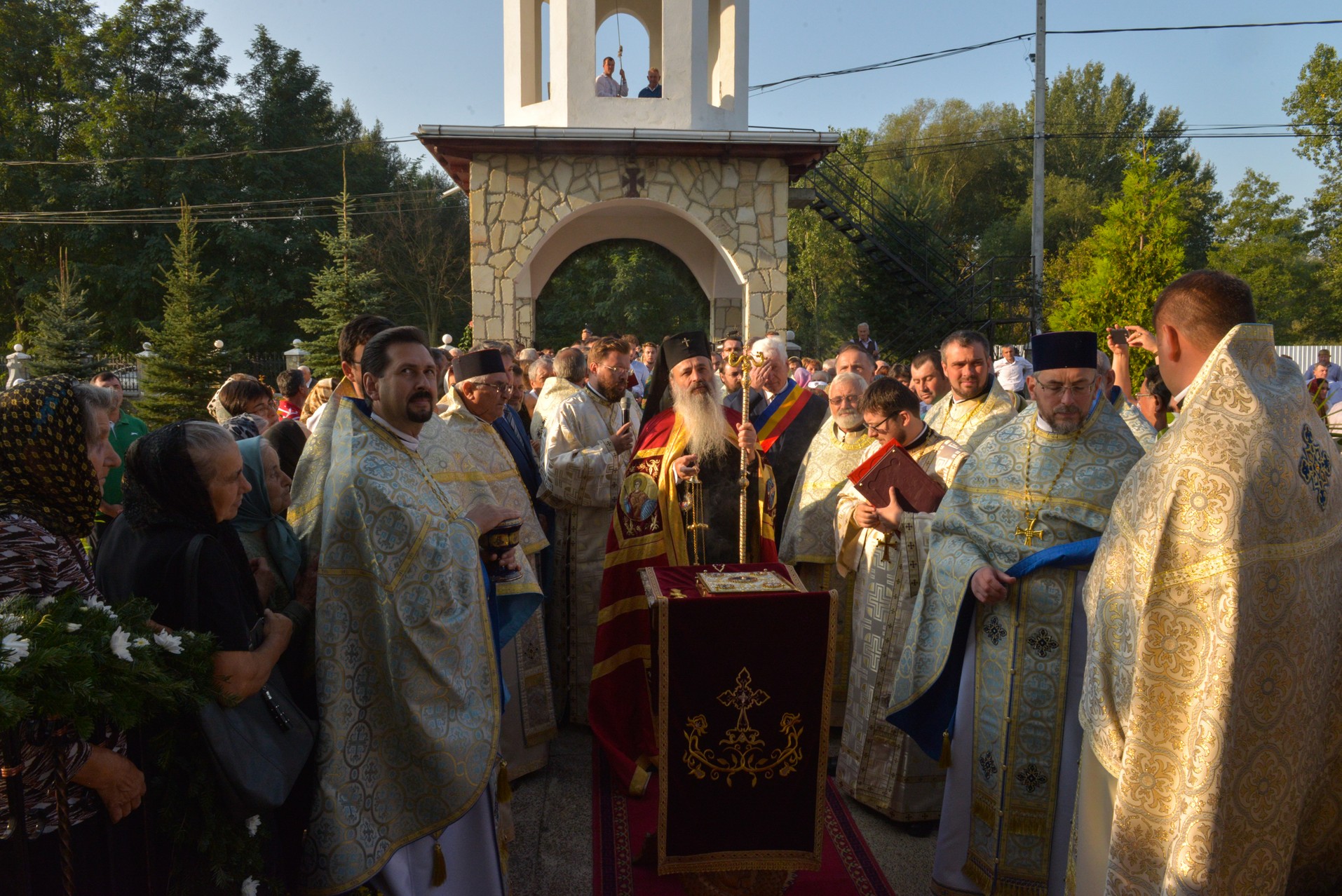 Sfințire de biserică la Netezi, Târgu Neamț: IPS Mitropolit Teofan a săvârșit slujba de târnosire