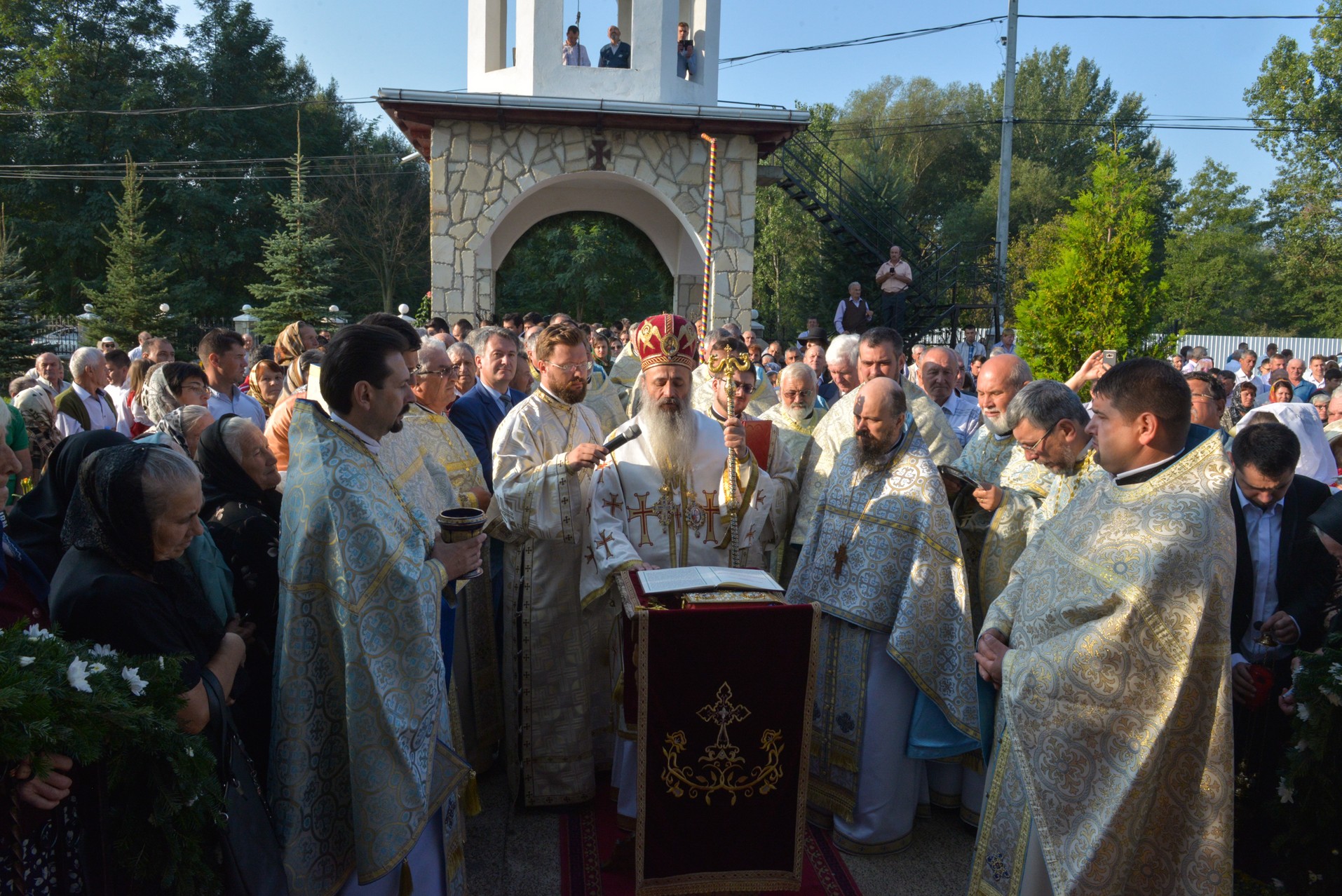 Sfințire de biserică la Netezi, Târgu Neamț: IPS Mitropolit Teofan a săvârșit slujba de târnosire