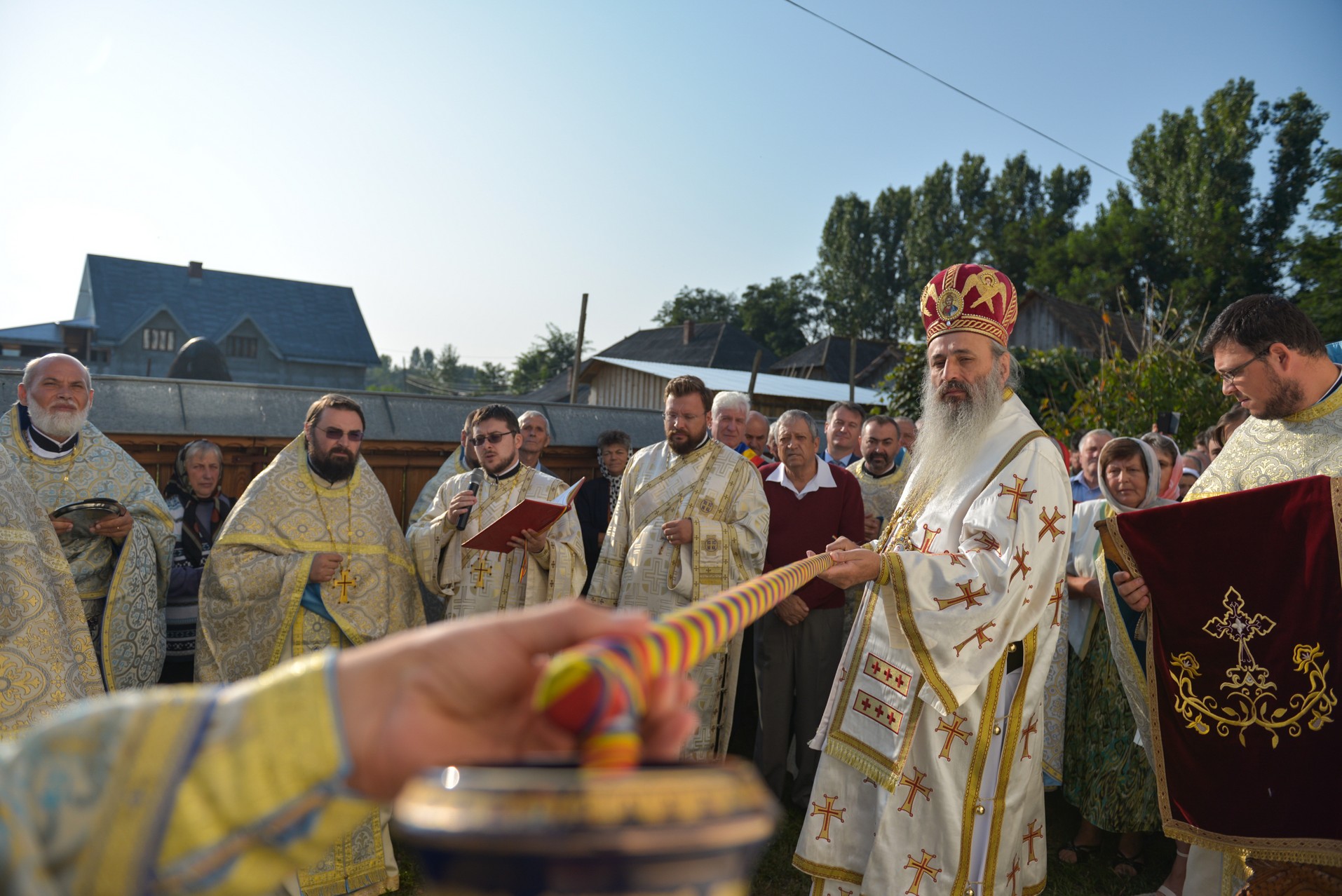 Sfințire de biserică la Netezi, Târgu Neamț: IPS Mitropolit Teofan a săvârșit slujba de târnosire