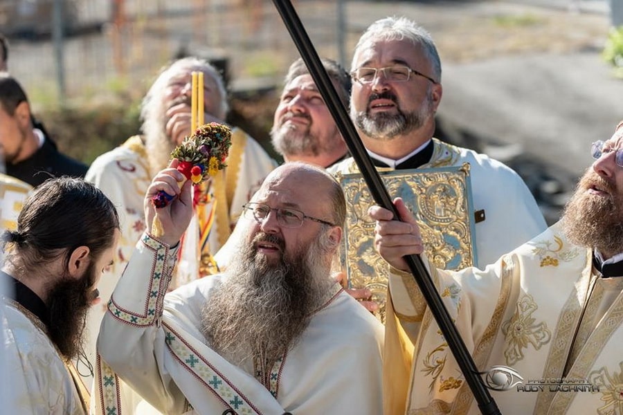 Biserica românească din Mannheim a fost sfinţită de trei ierarhi