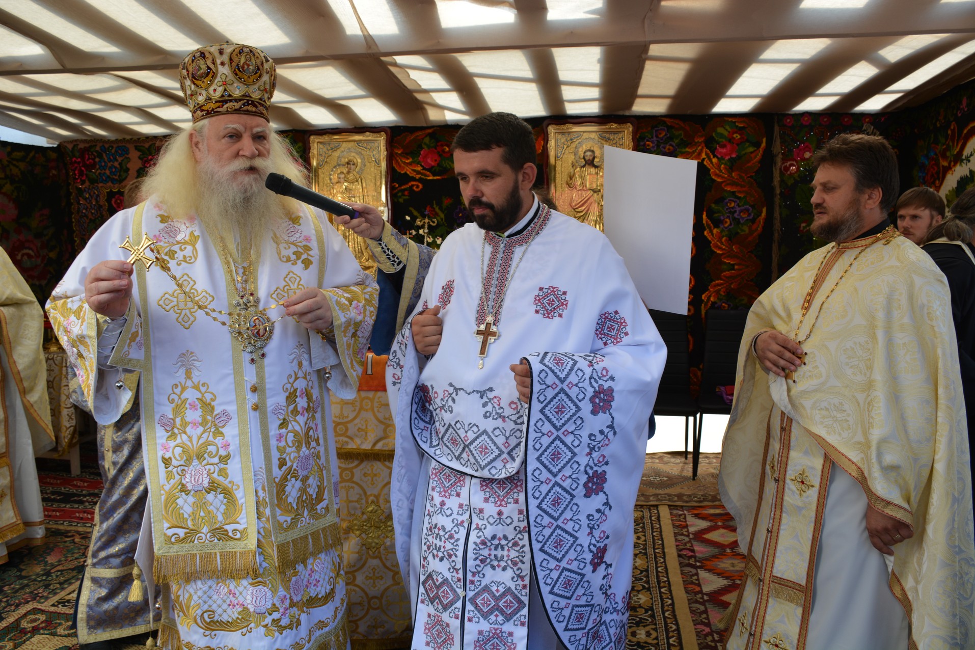 Preasfințitul Părinte Calinic Botoșăneanul a sfințit pictura bisericii Parohiei Chișcăreni