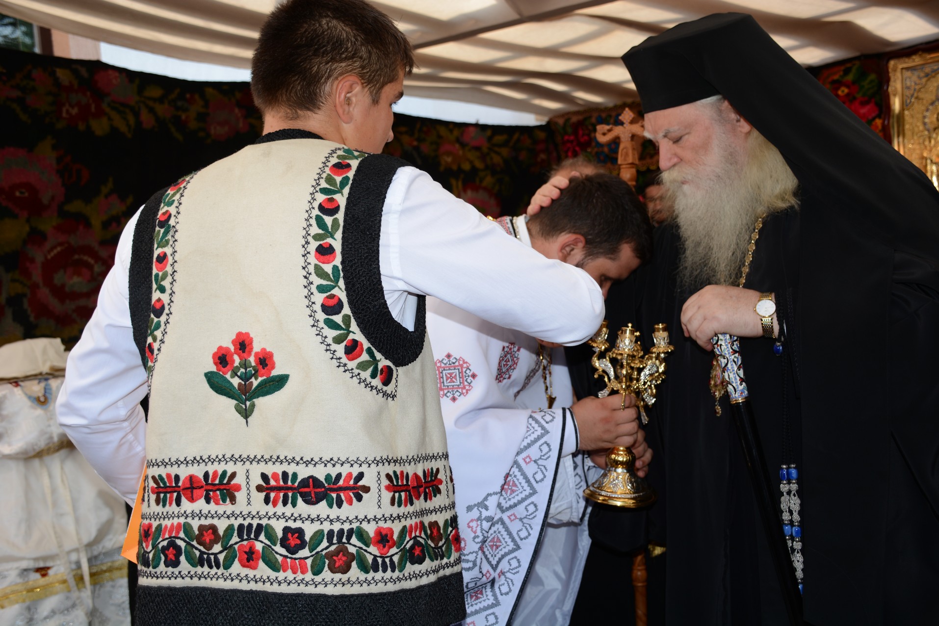 Preasfințitul Părinte Calinic Botoșăneanul a sfințit pictura bisericii Parohiei Chișcăreni