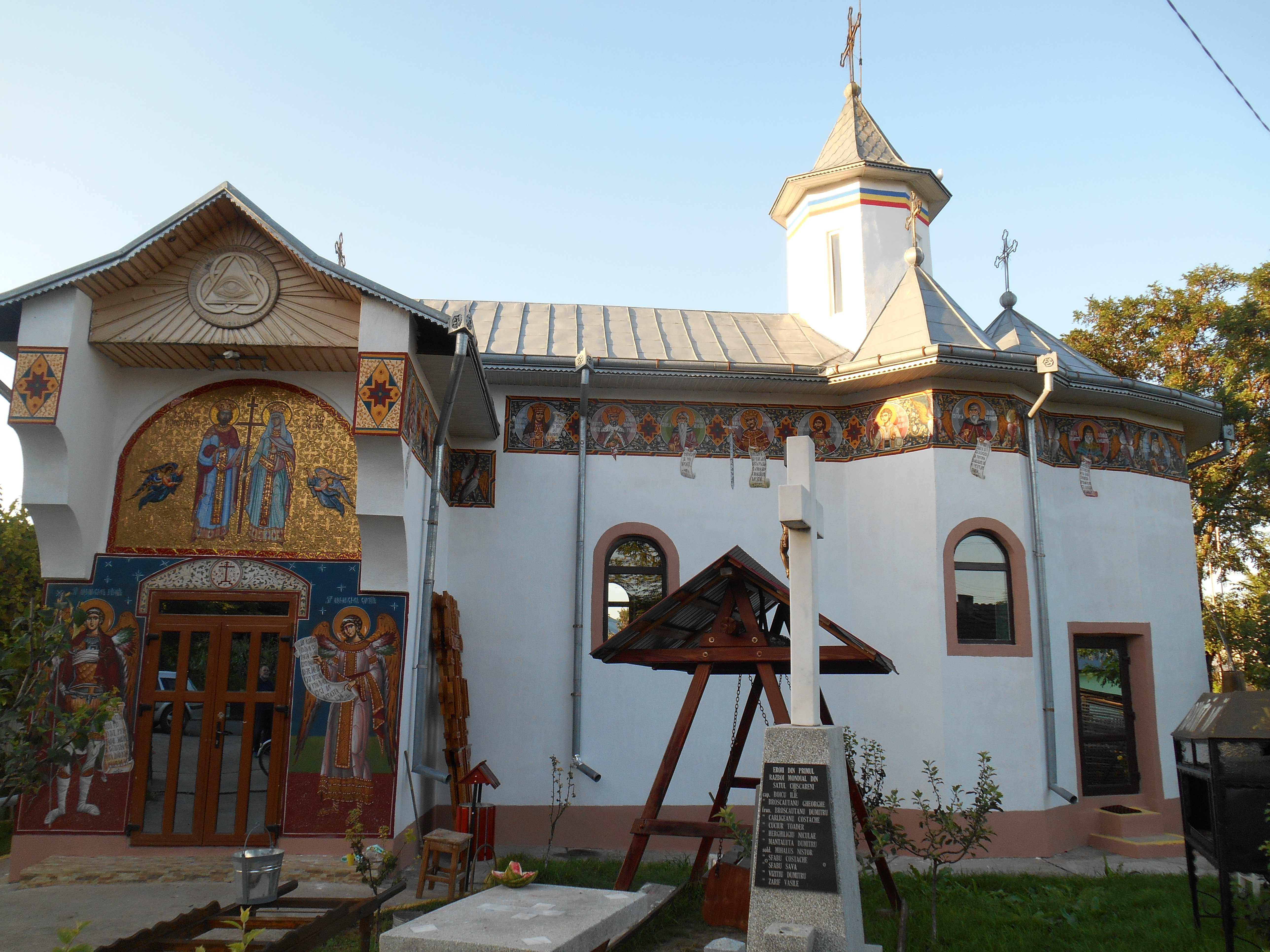 Preasfințitul Părinte Calinic Botoșăneanul a sfințit pictura bisericii Parohiei Chișcăreni