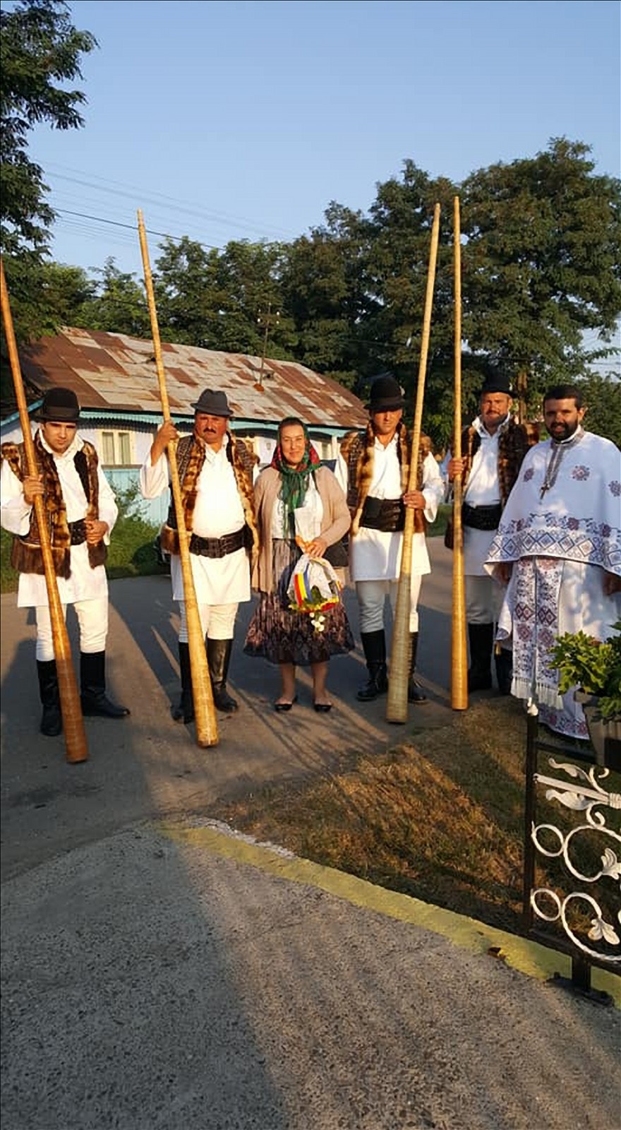 Preasfințitul Părinte Calinic Botoșăneanul a sfințit pictura bisericii Parohiei Chișcăreni