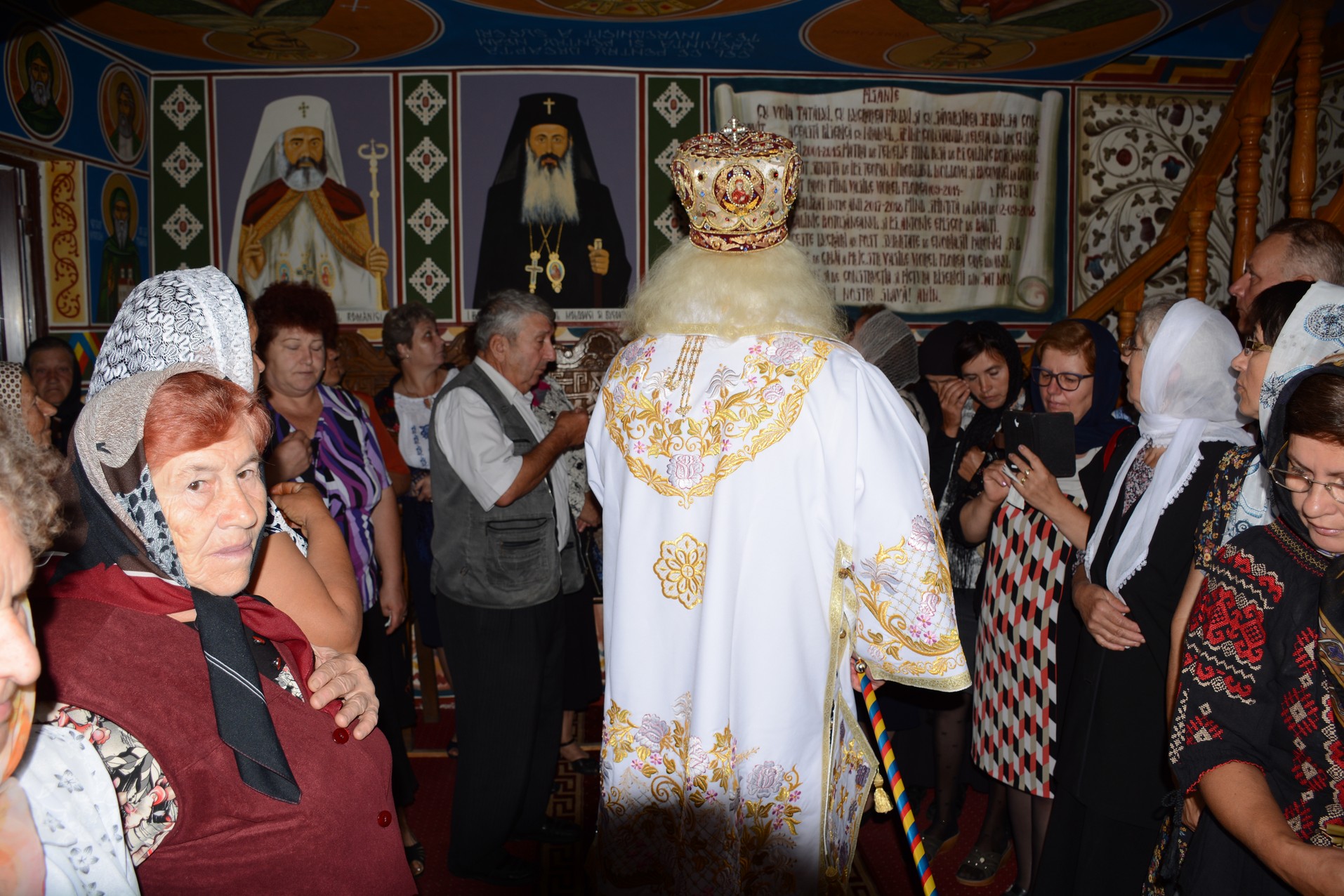 Preasfințitul Părinte Calinic Botoșăneanul a sfințit pictura bisericii Parohiei Chișcăreni