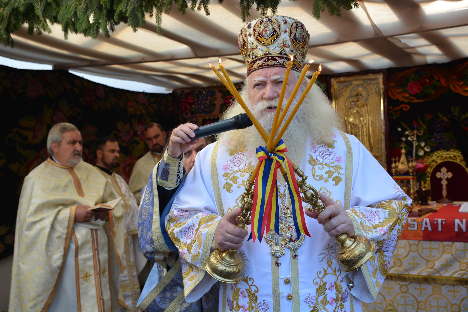 Preasfințitul Părinte Calinic Botoșăneanul a sfințit pictura bisericii Parohiei Chișcăreni