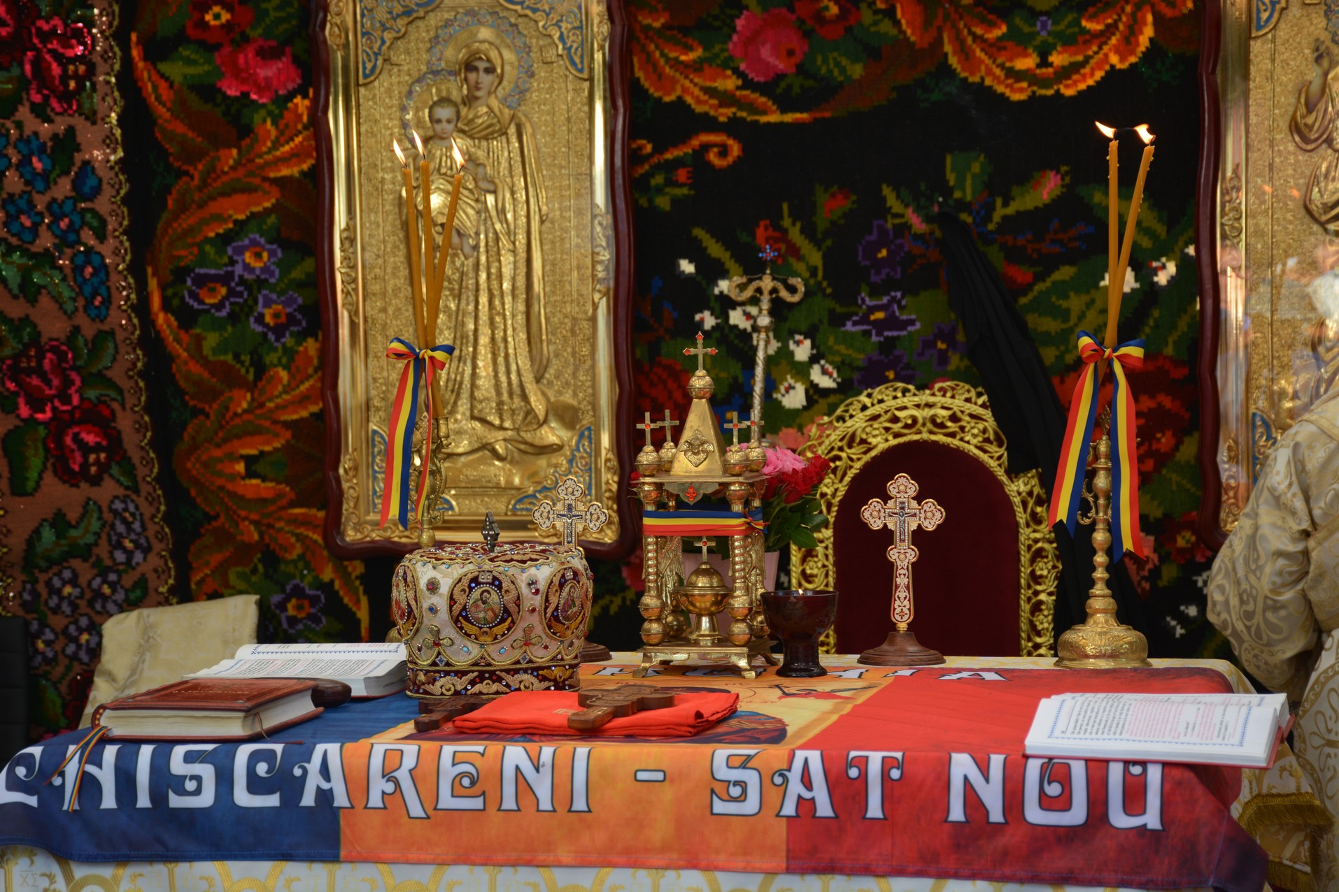 Preasfințitul Părinte Calinic Botoșăneanul a sfințit pictura bisericii Parohiei Chișcăreni