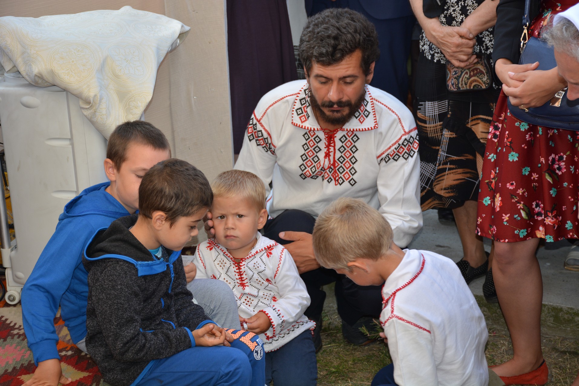 Preasfințitul Părinte Calinic Botoșăneanul a sfințit pictura bisericii Parohiei Chișcăreni