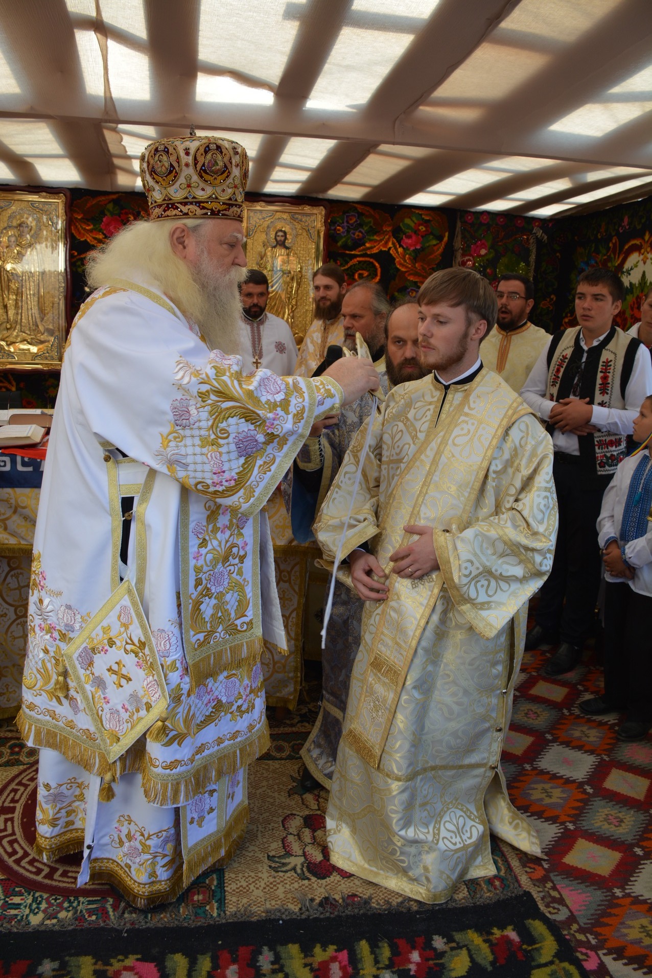 Preasfințitul Părinte Calinic Botoșăneanul a sfințit pictura bisericii Parohiei Chișcăreni