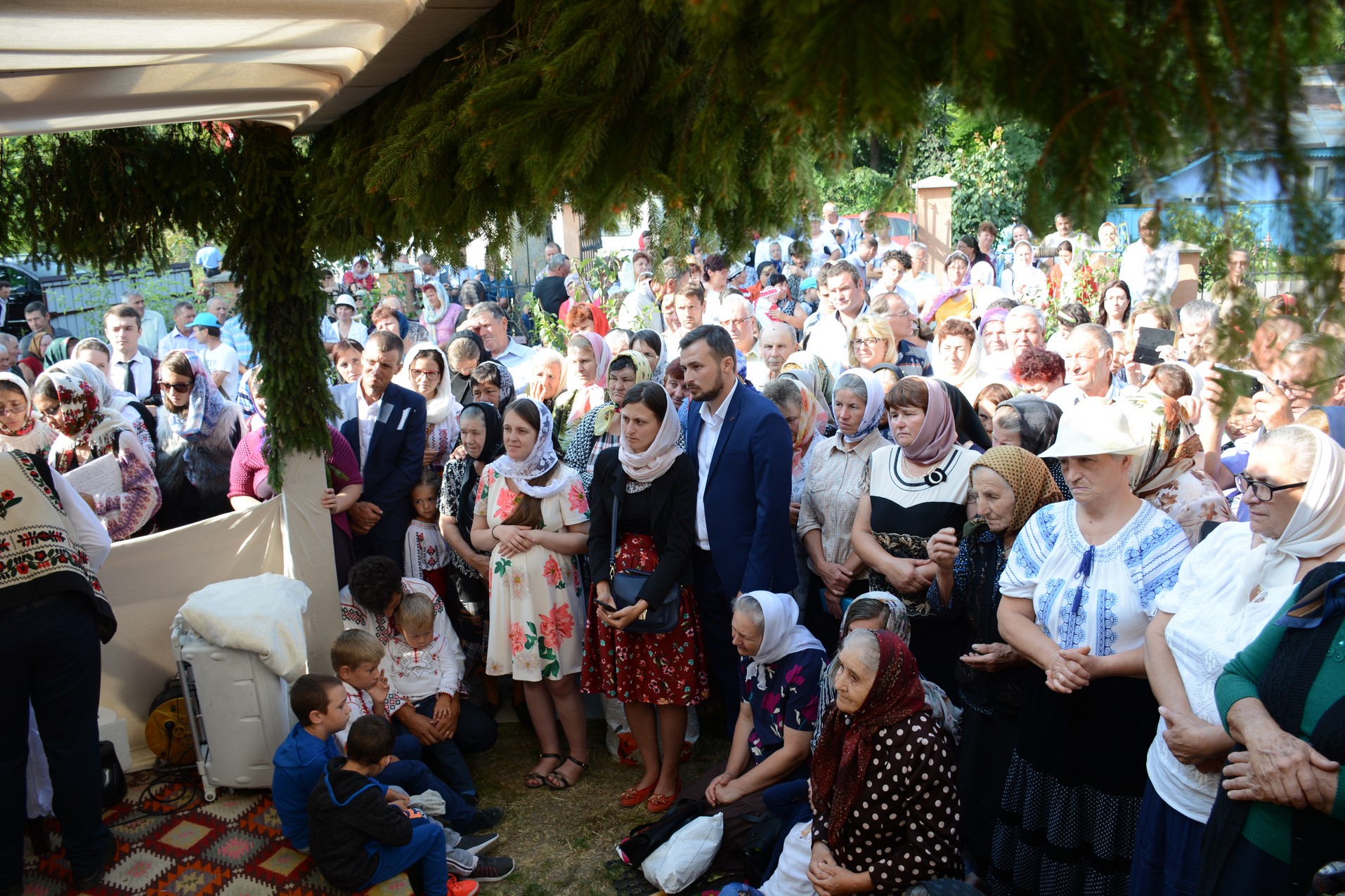 Preasfințitul Părinte Calinic Botoșăneanul a sfințit pictura bisericii Parohiei Chișcăreni