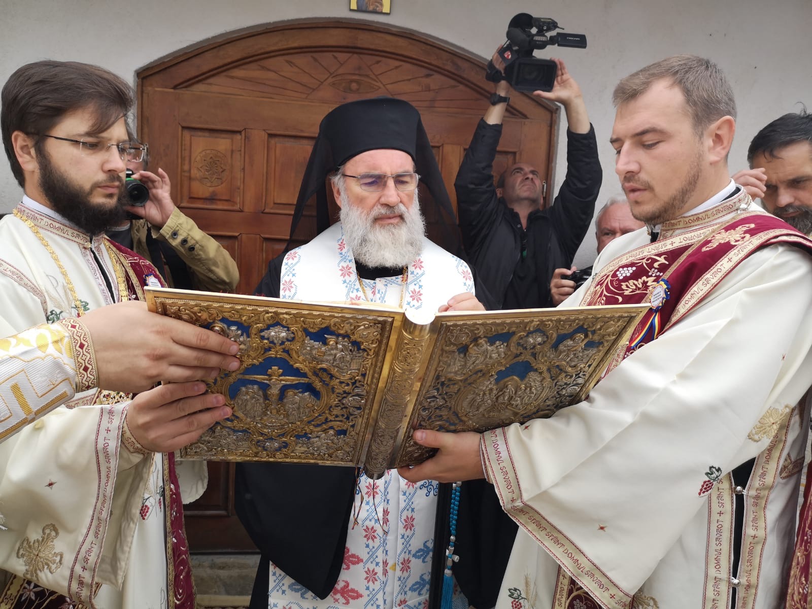 Binecuvântare arhierească în Parohia Petrești, Protoieria Sascut