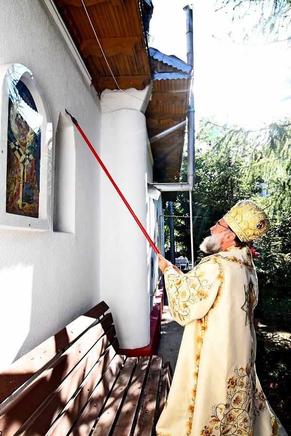 Biserica pompierilor din Moineşti, resfinţită de IPS Ioachim