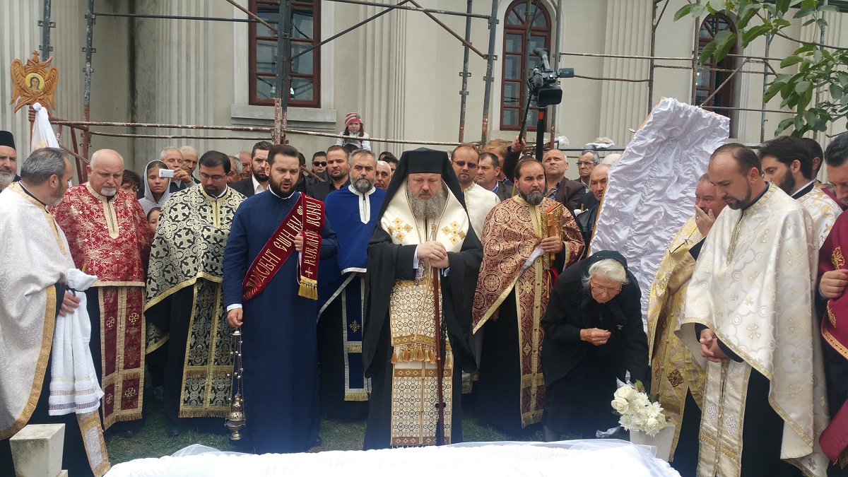 Preasfințitul Părinte Timotei Prahoveanul a slujit în Duminica dinaintea Înălțării Sfintei Cruci la biserica voievodală din Rădășeni