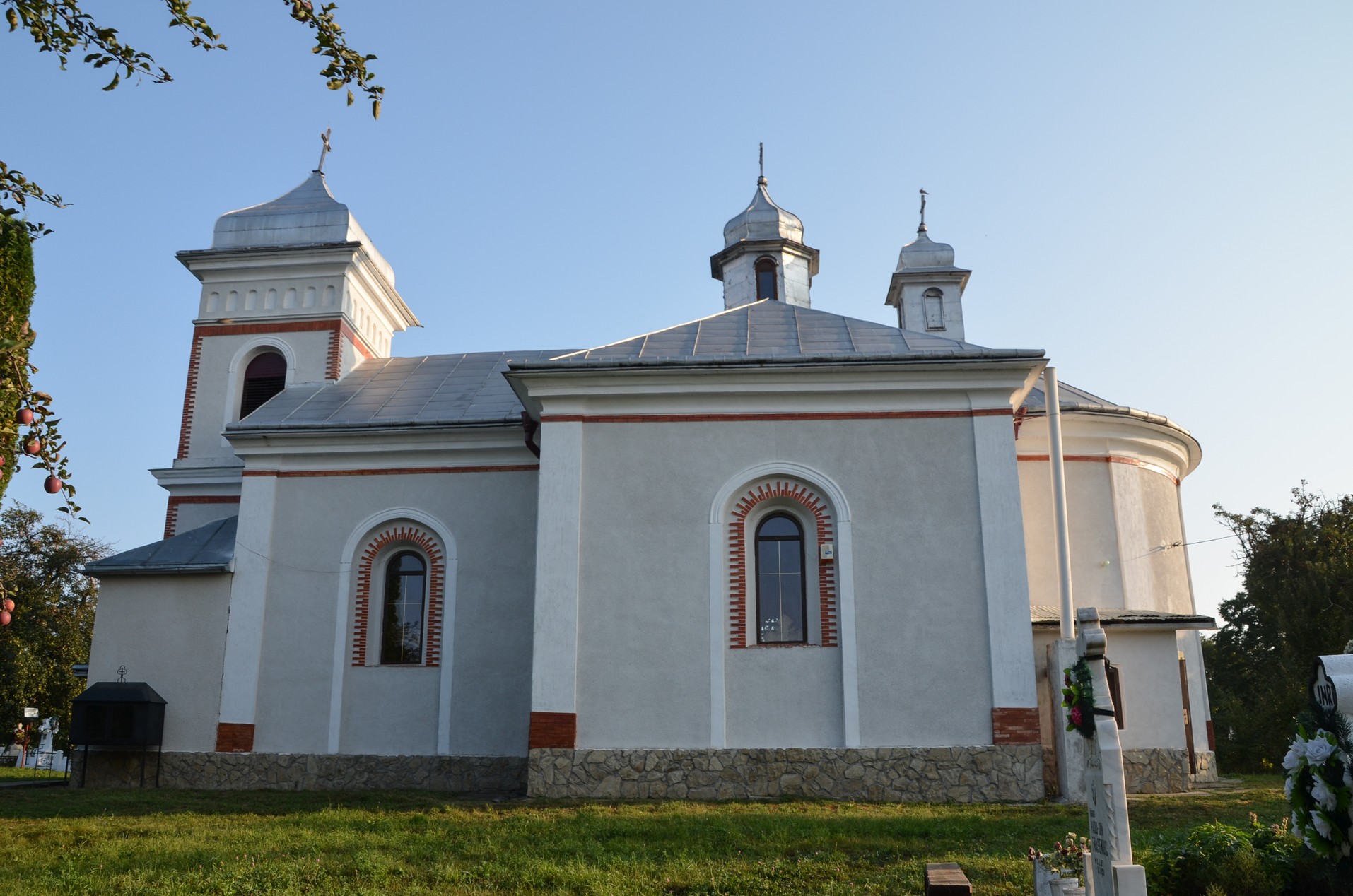 Slujire arhierească la Negostina: răspunsurile liturgice au fost date în limba română şi în limba ucraineană