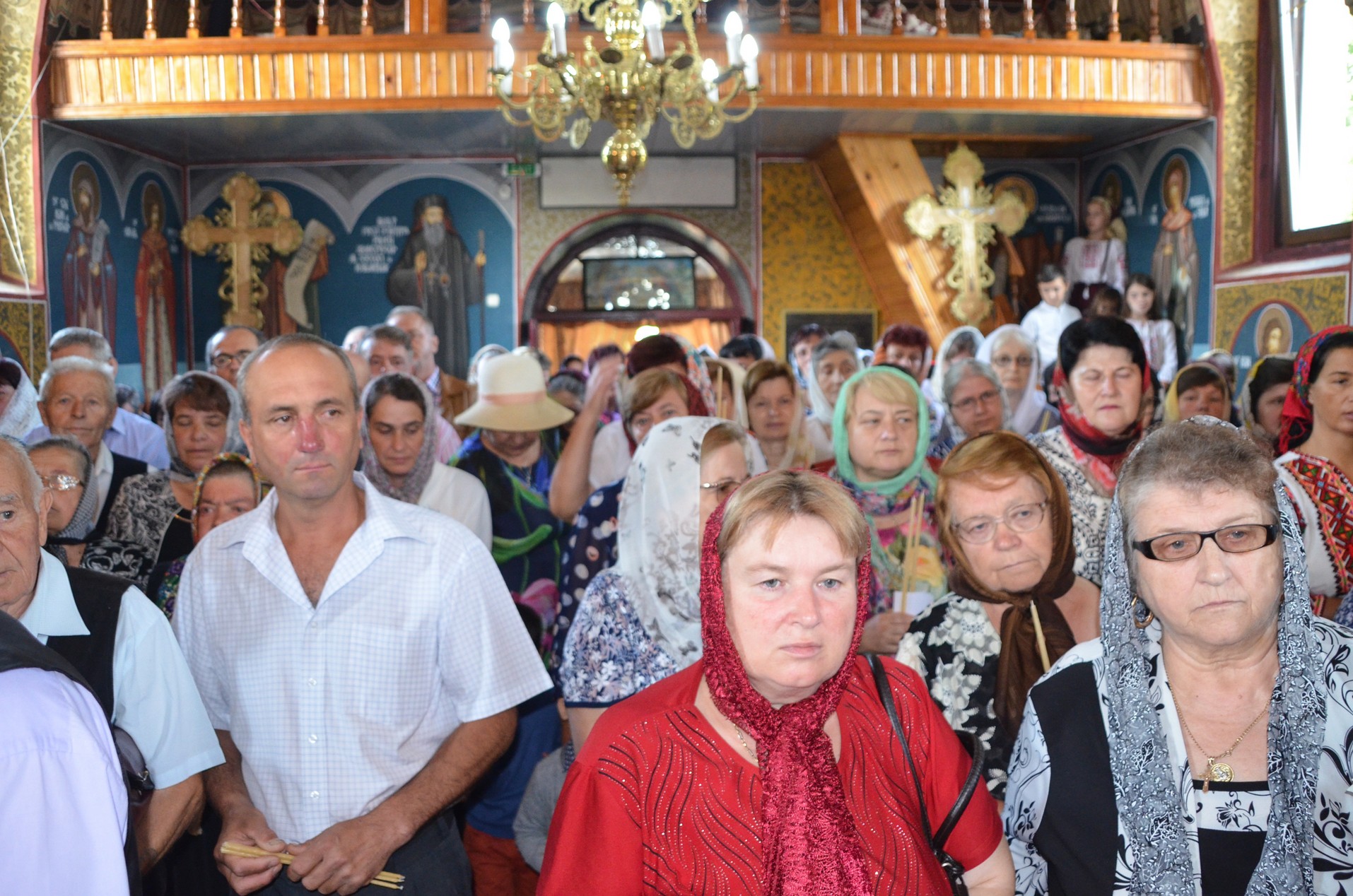 Slujire arhierească la Negostina: răspunsurile liturgice au fost date în limba română şi în limba ucraineană