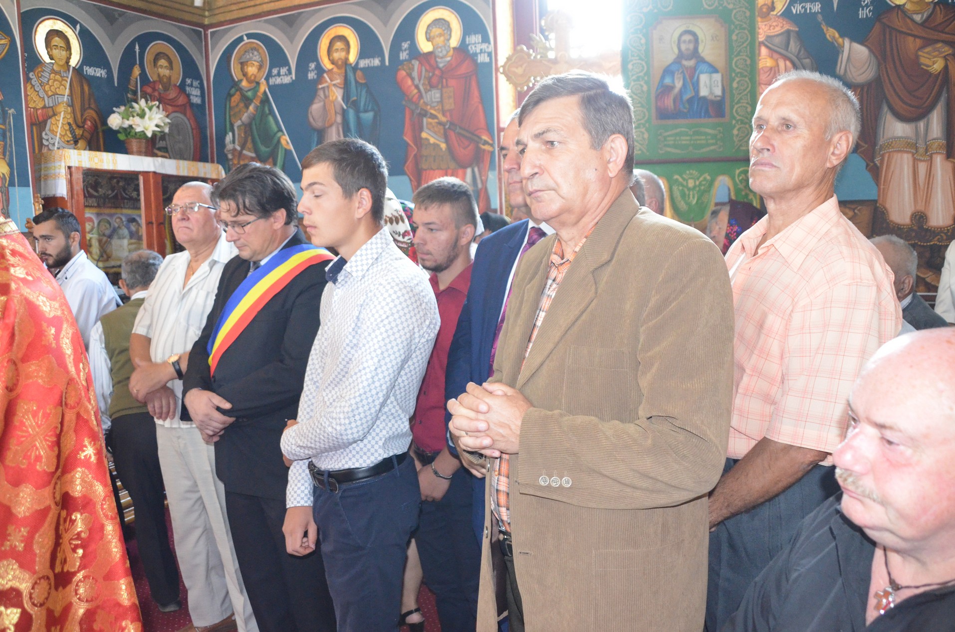 Slujire arhierească la Negostina: răspunsurile liturgice au fost date în limba română şi în limba ucraineană