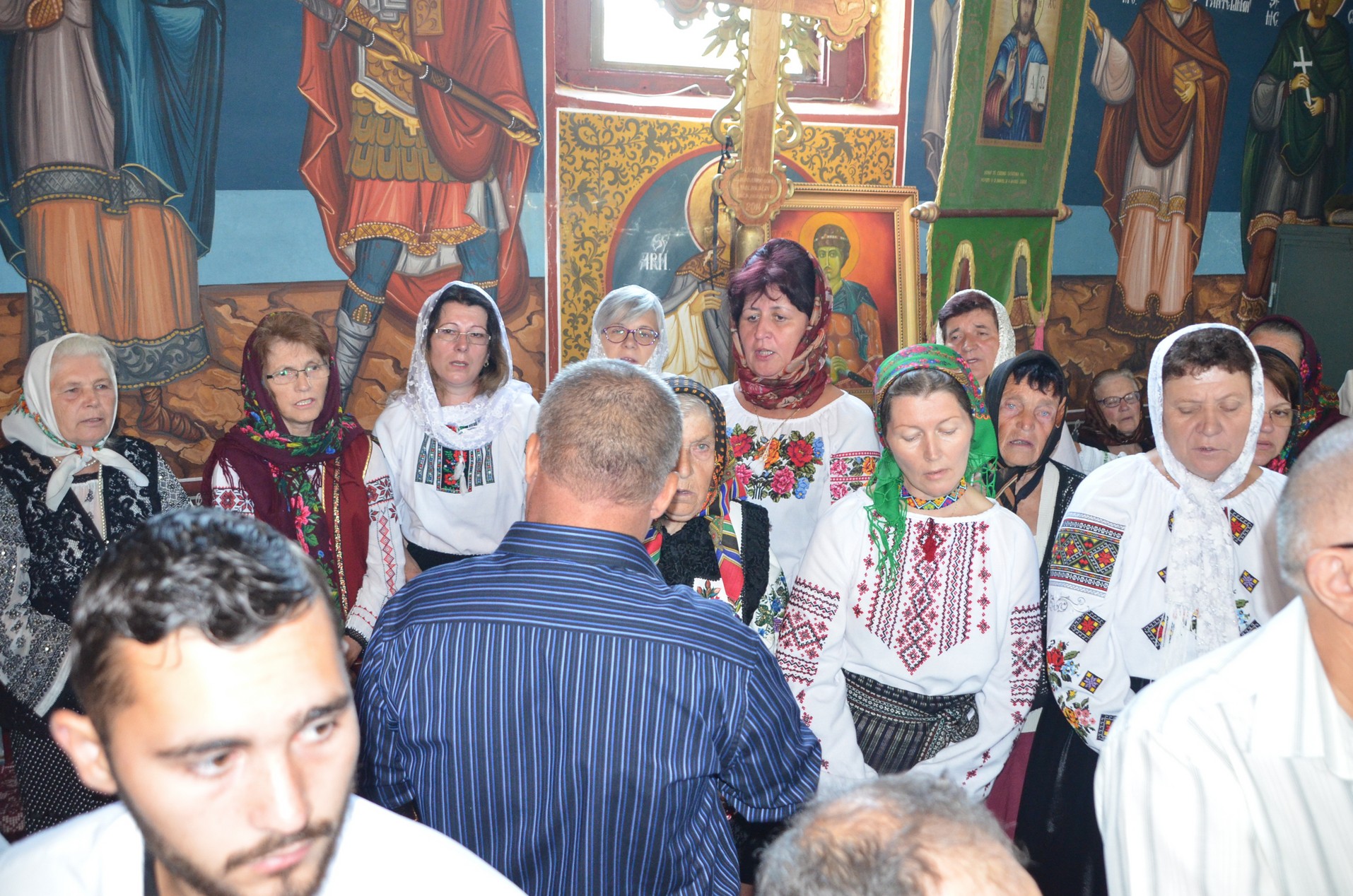 Slujire arhierească la Negostina: răspunsurile liturgice au fost date în limba română şi în limba ucraineană