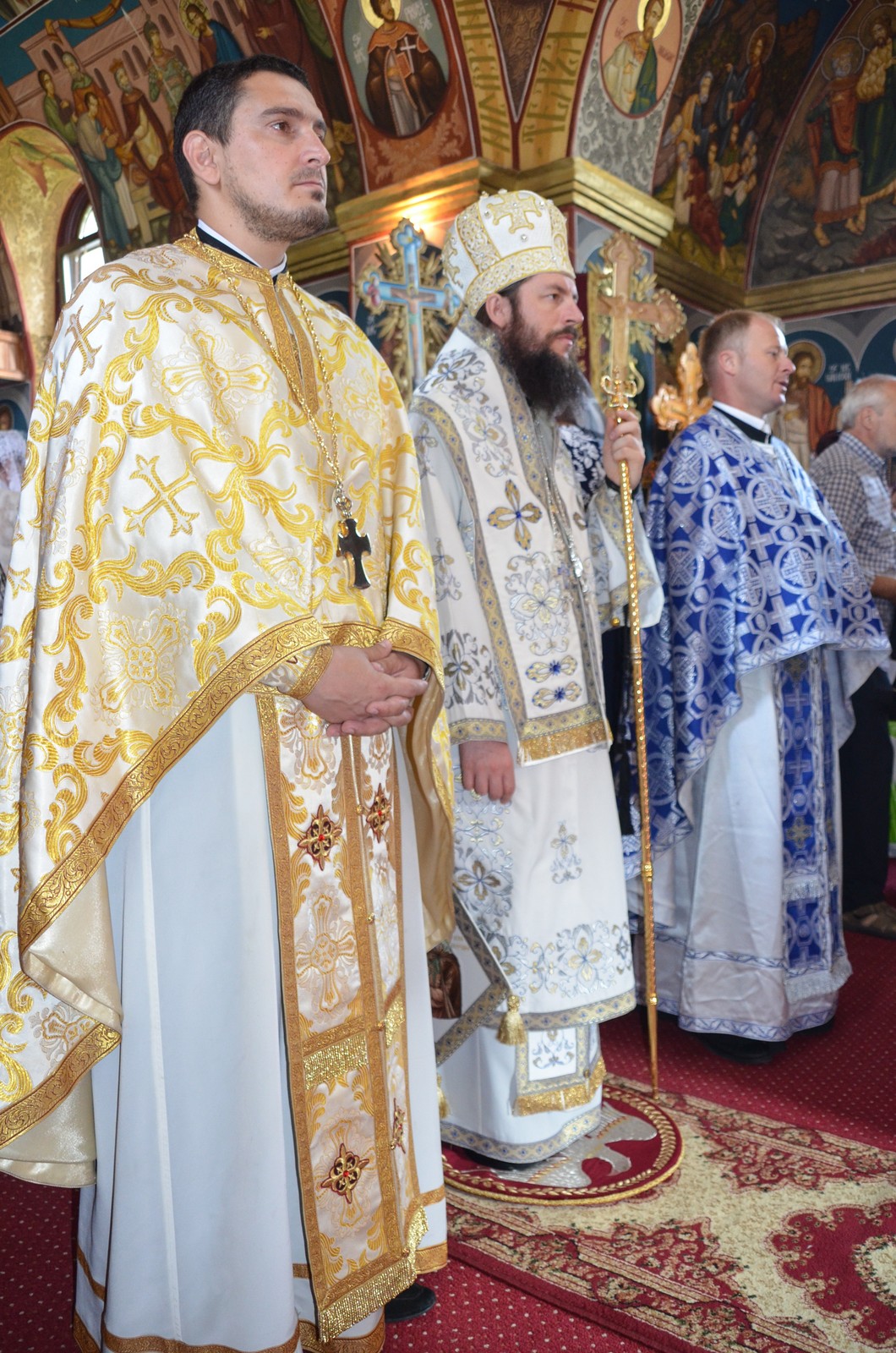 Slujire arhierească la Negostina: răspunsurile liturgice au fost date în limba română şi în limba ucraineană